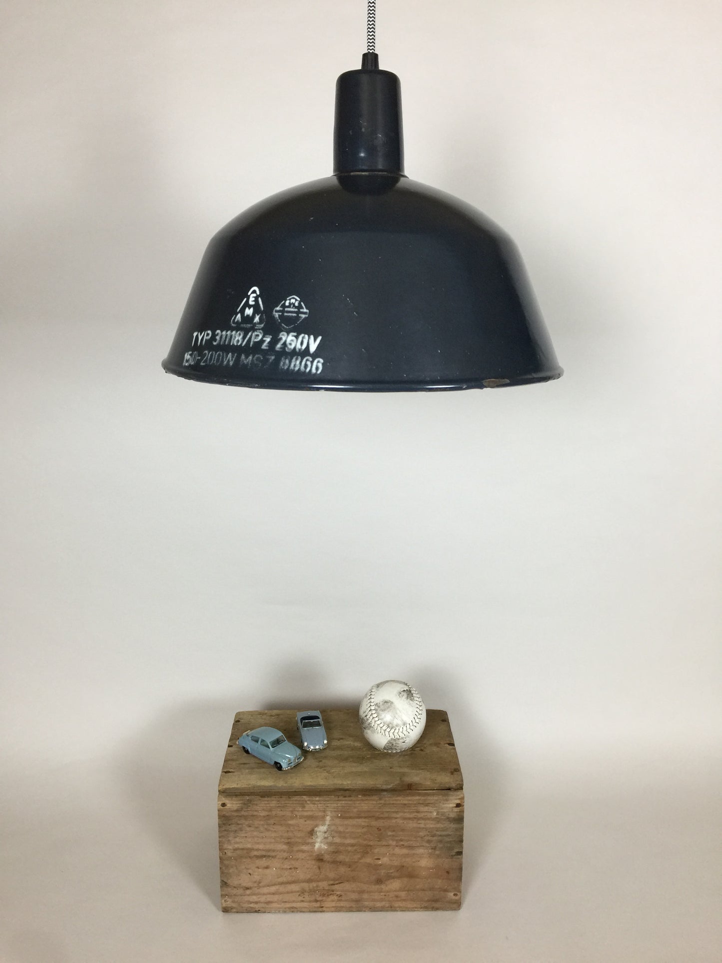 Schöne, rohe und industrielle Lampe