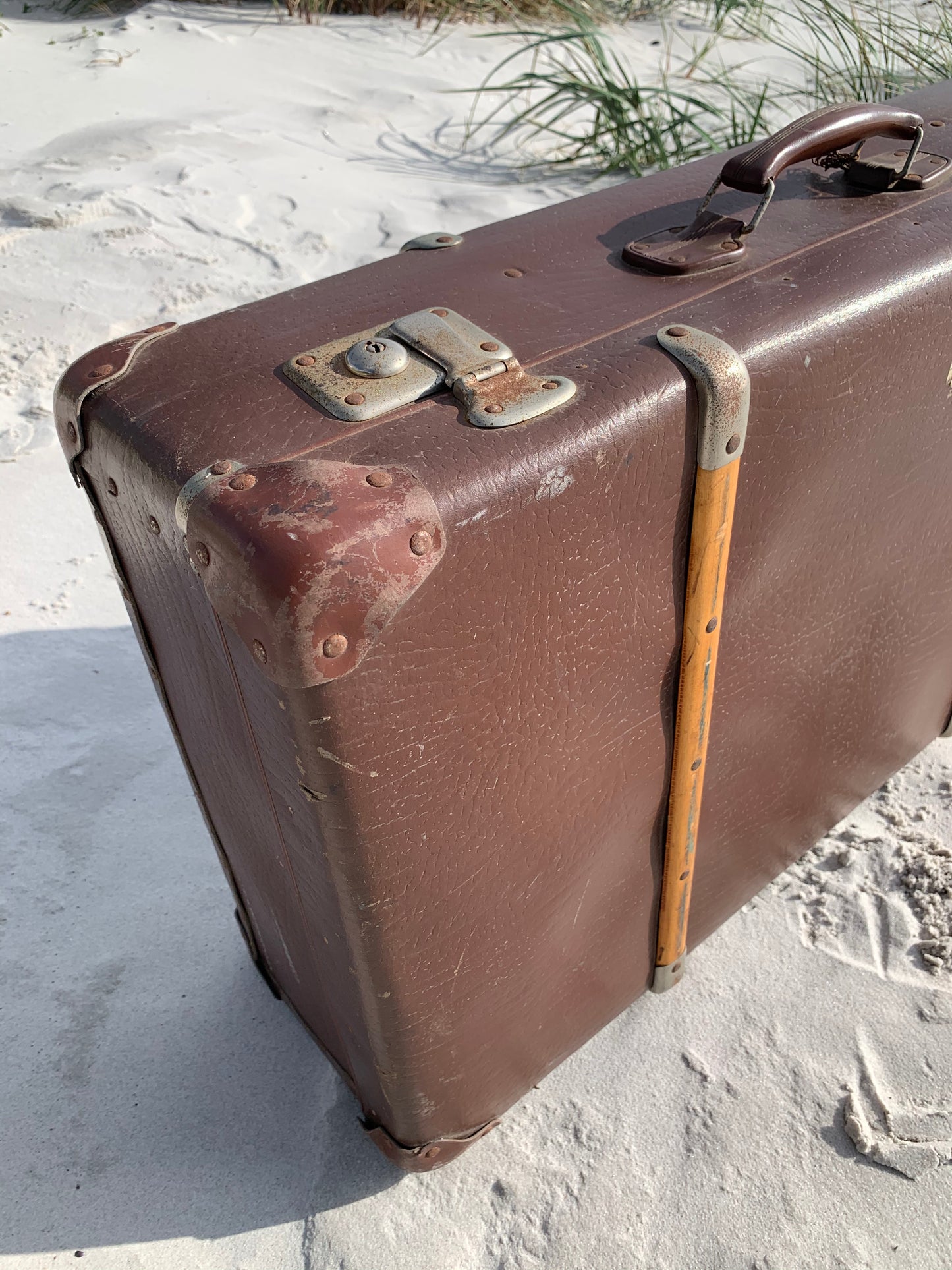 Schöner alter Koffer mit Holzlatten