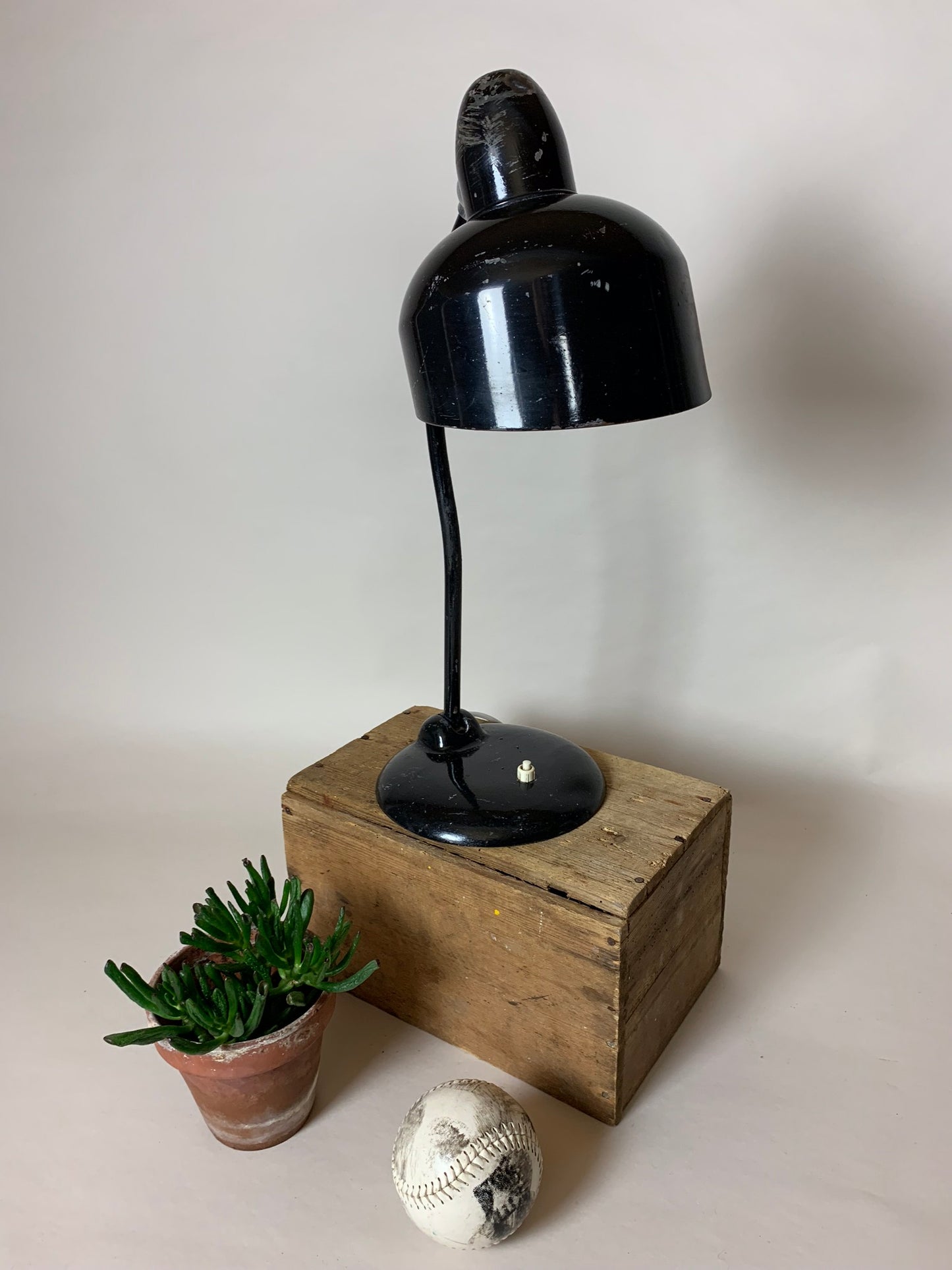 Raw Escolux Vintage Lampe mit Patina