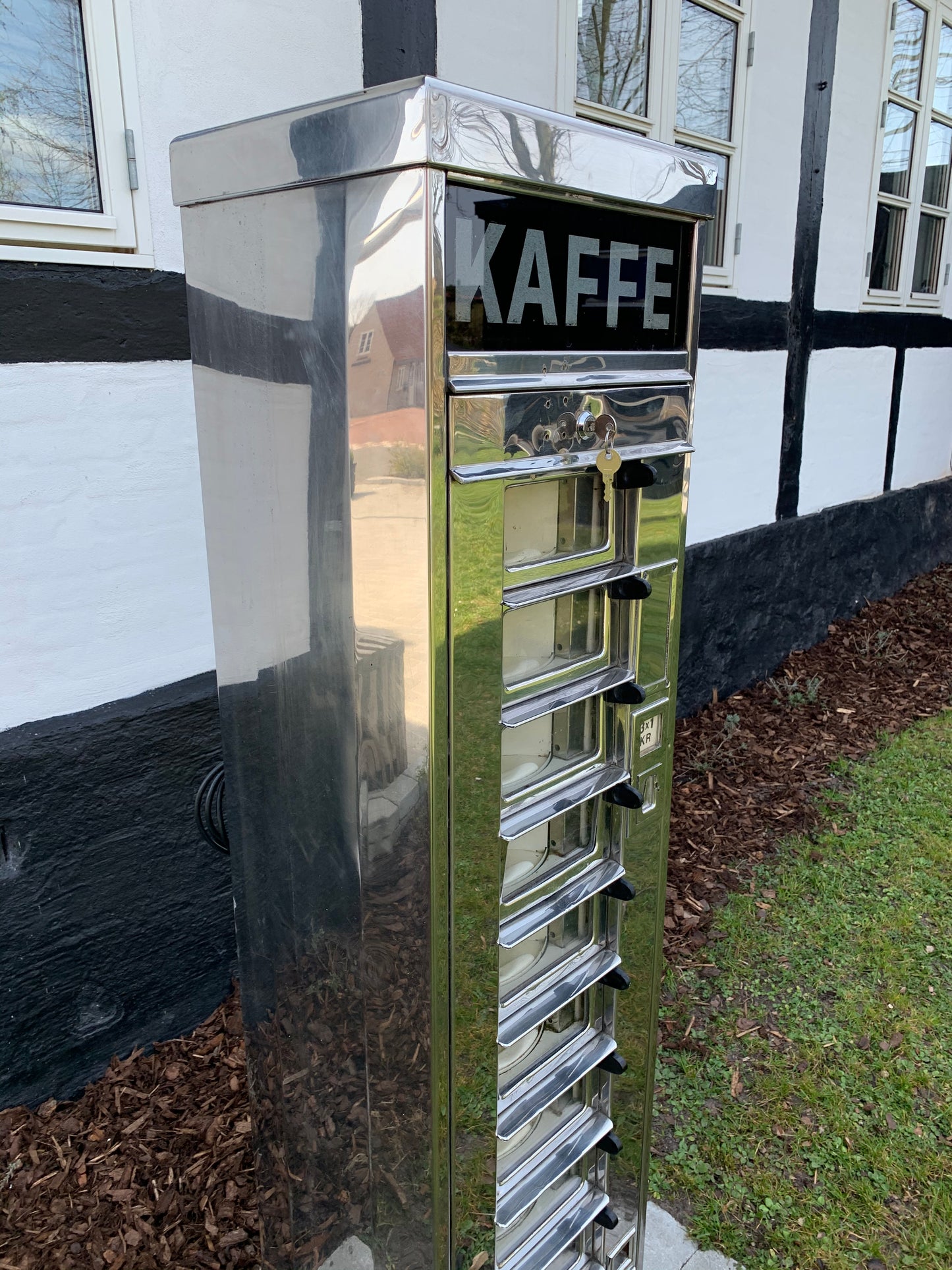 Feine und seltene Kopie des Wittenborger Automaten mit Licht.