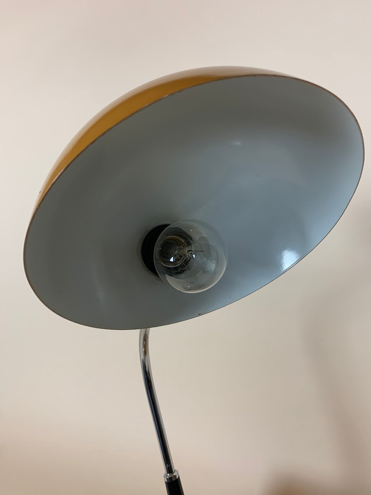 Schöne Retro-Lampe - Curry-Gelb