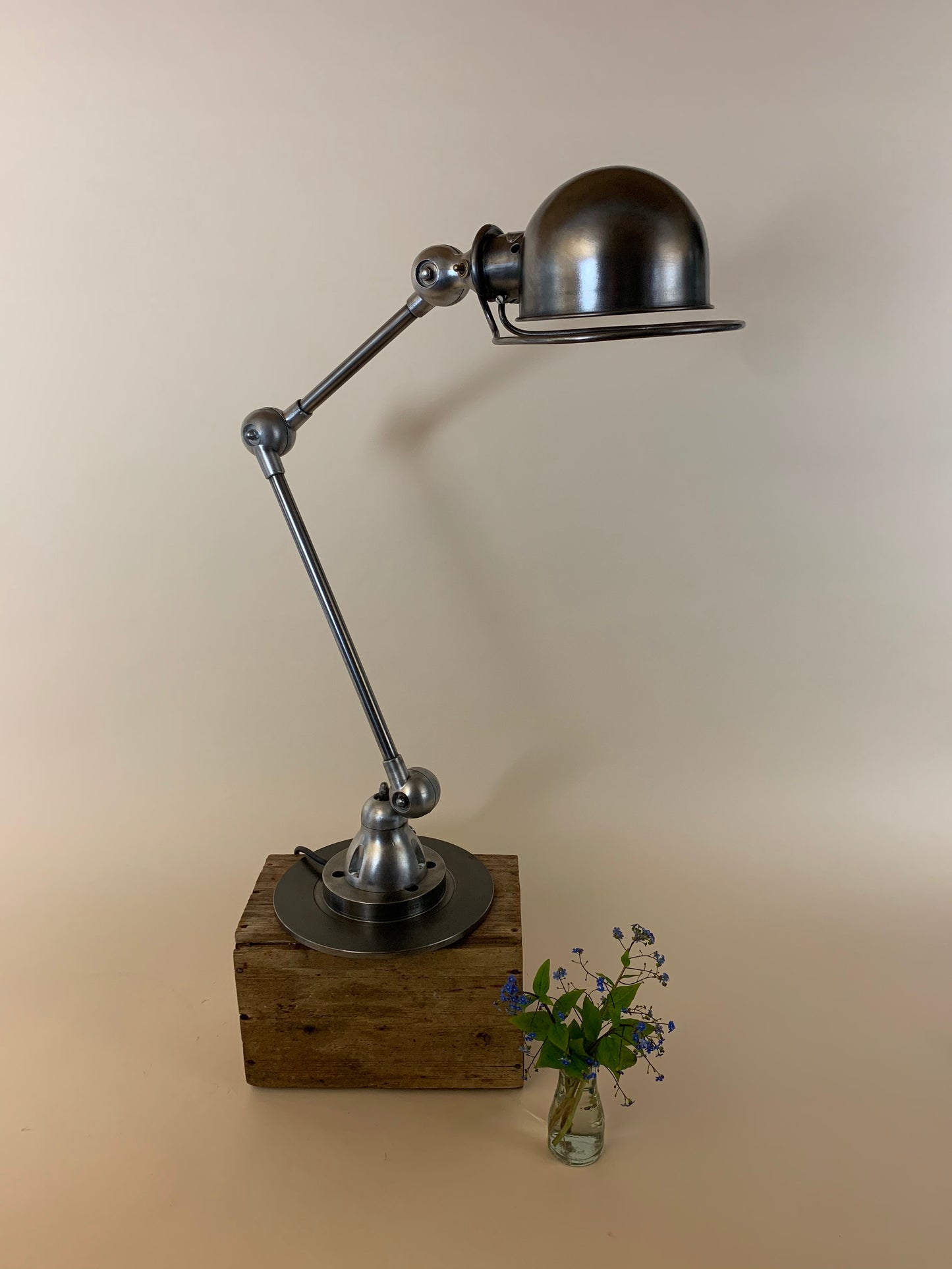 Jieldé Tischlampe mit zwei Armbeinen und Ein-/Ausschalter