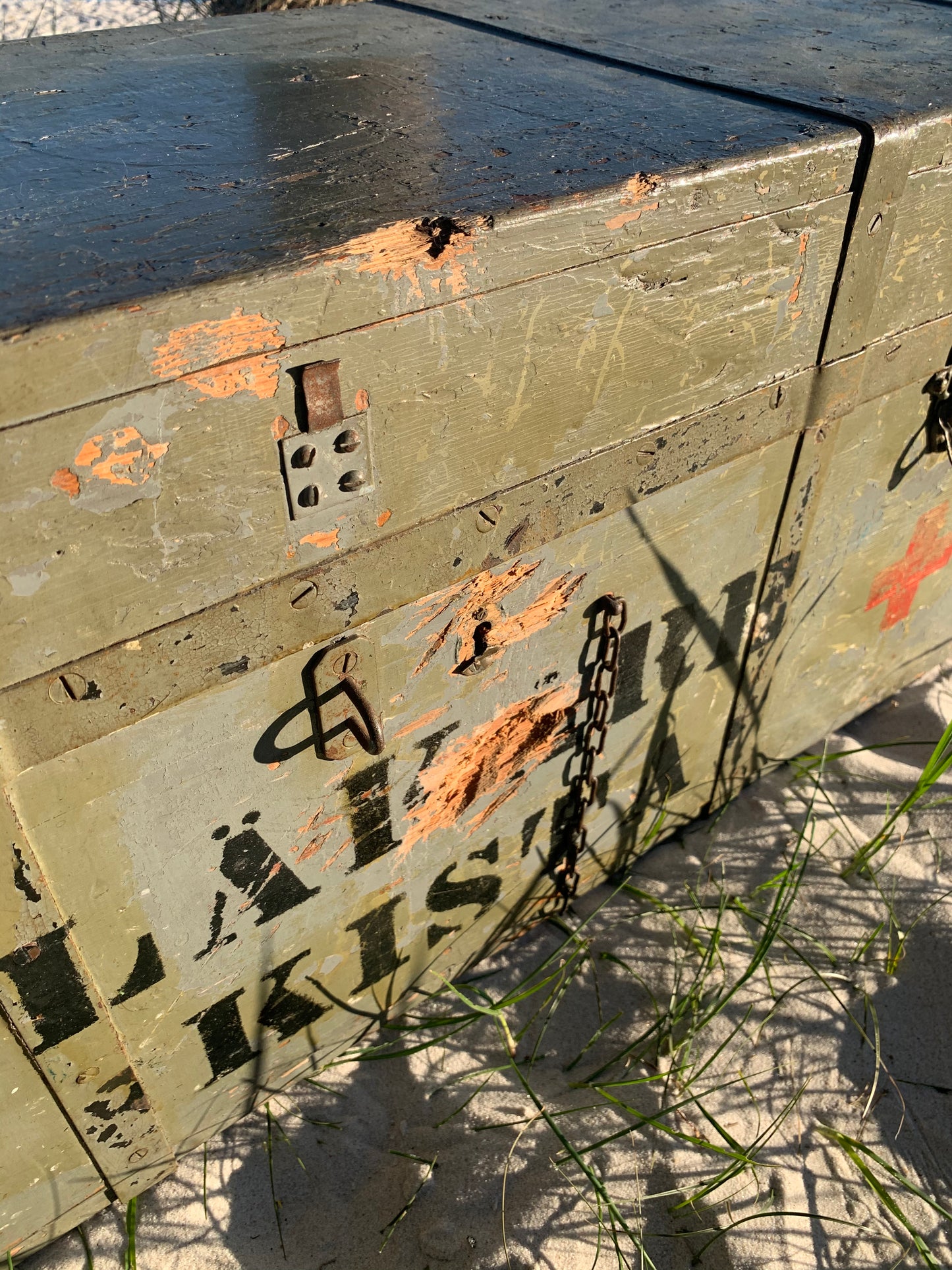 Große rohe Rote-Kreuz-Box mit Deckel