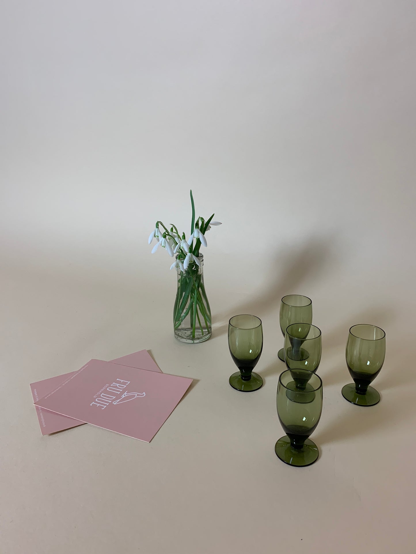 Kleines grünes Glas oder Vase für kleine Blumen