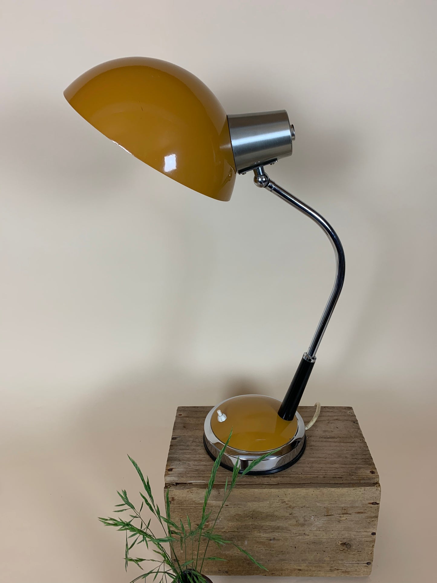 Schöne Retro-Lampe - Curry-Gelb