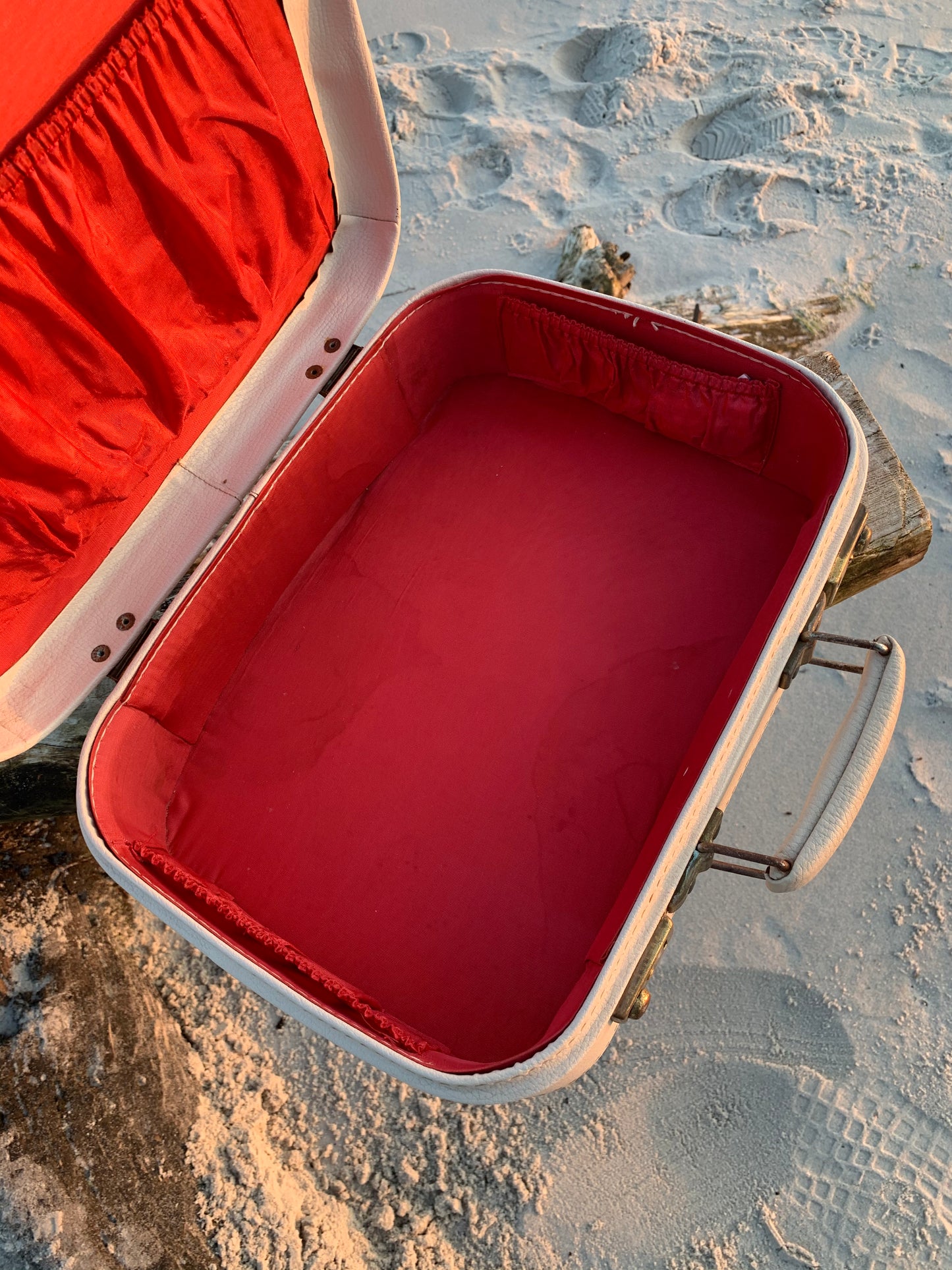 Koffer - Cremefarben mit rotem Innenfutter