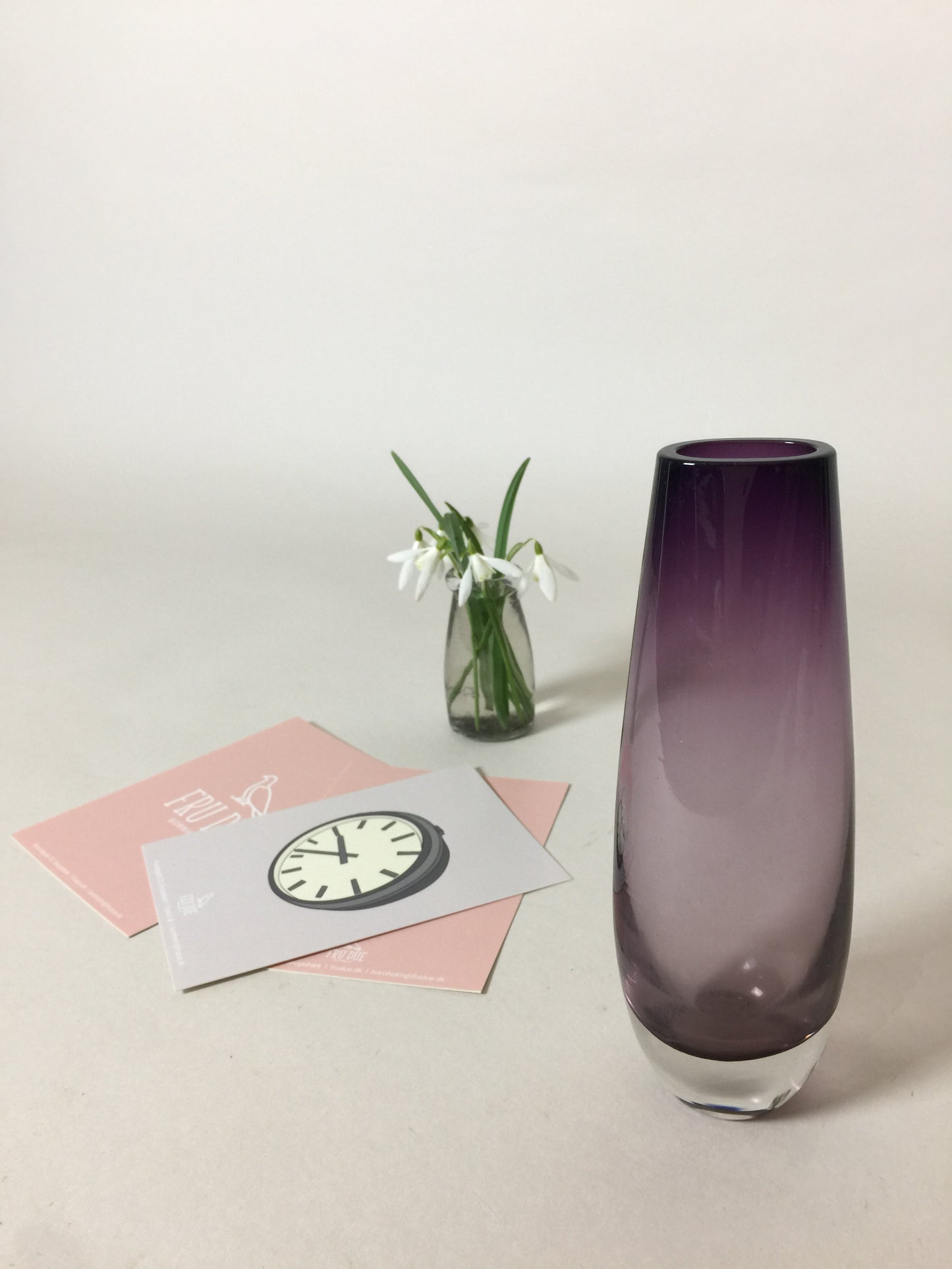 Schöne Vase aus farbigem Glas