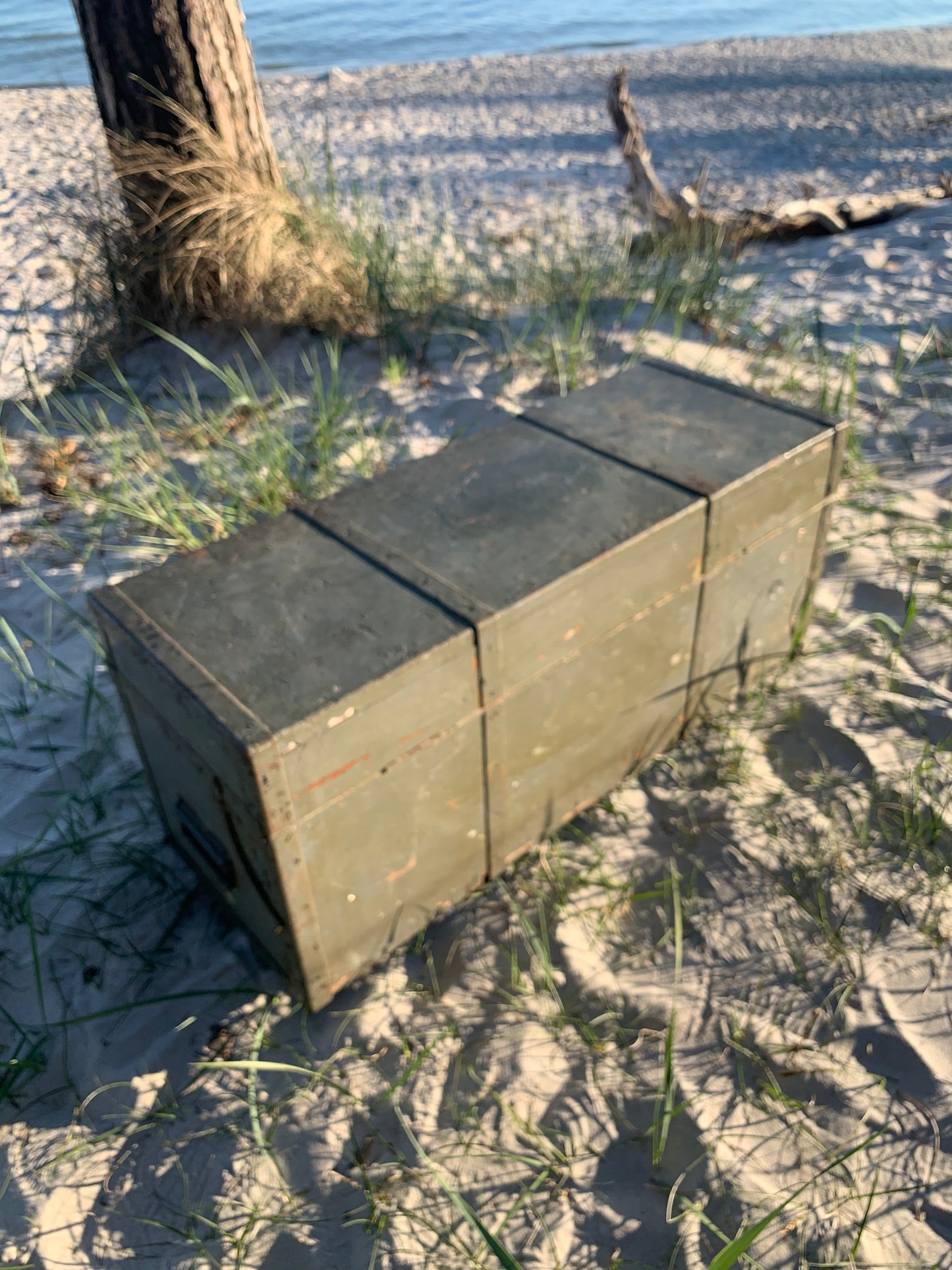 Große rohe Rote-Kreuz-Box mit Deckel