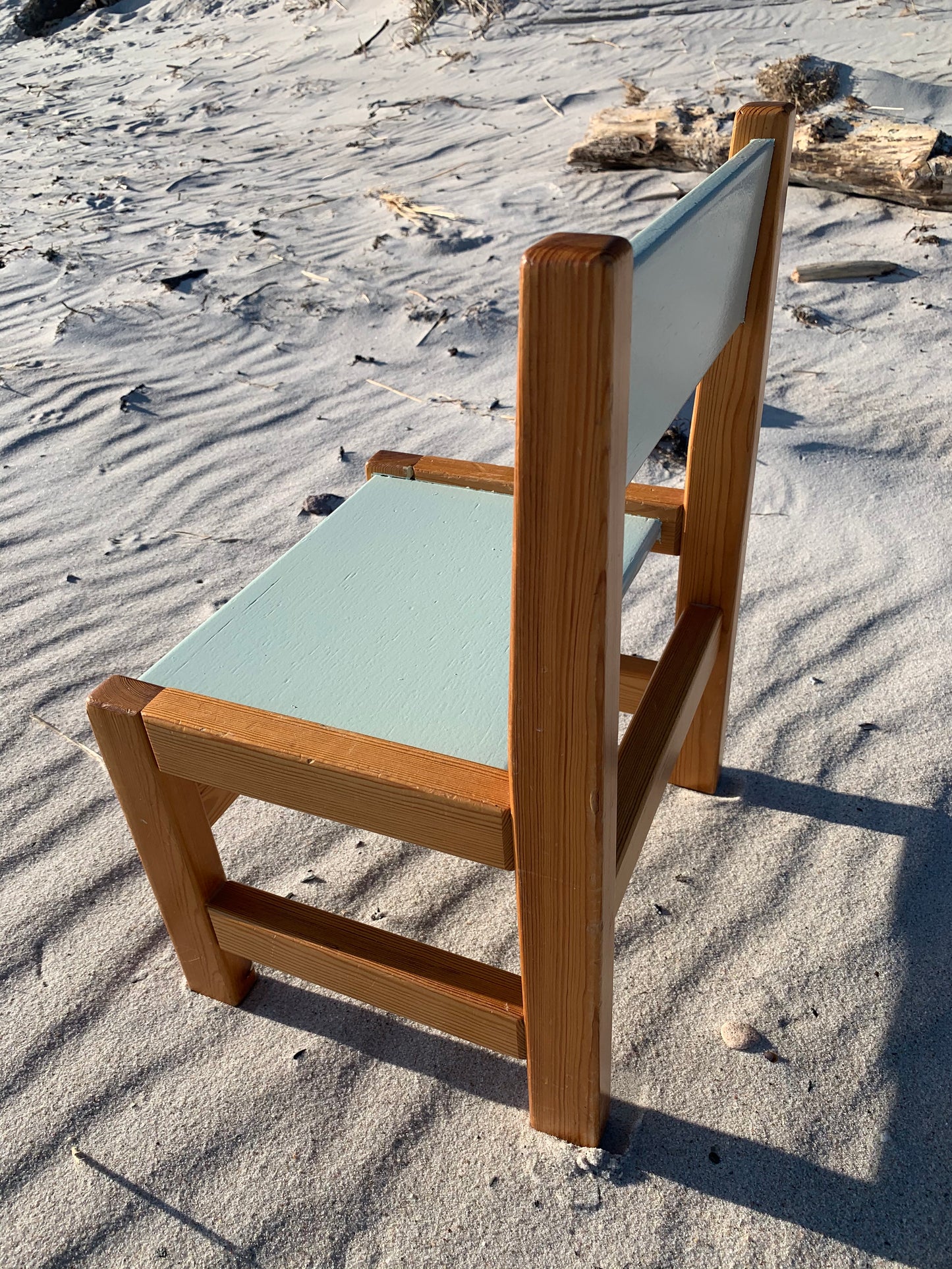 Kinderstuhl aus Holz mit grüner Sitzfläche und Rückenlehne