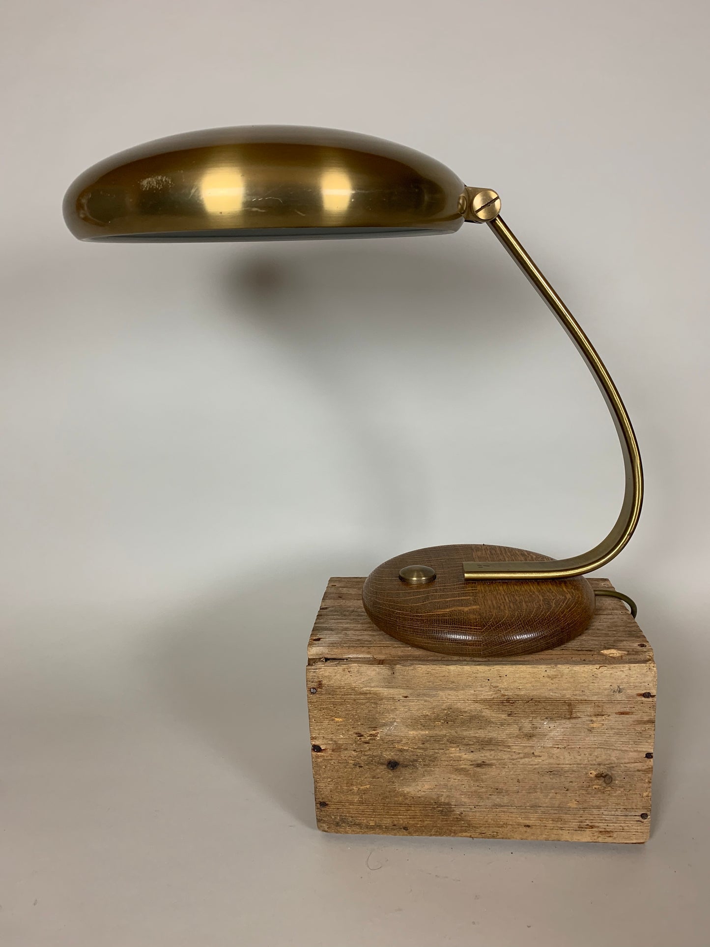 Vintage Lampe aus Messing mit Sockel aus Eiche