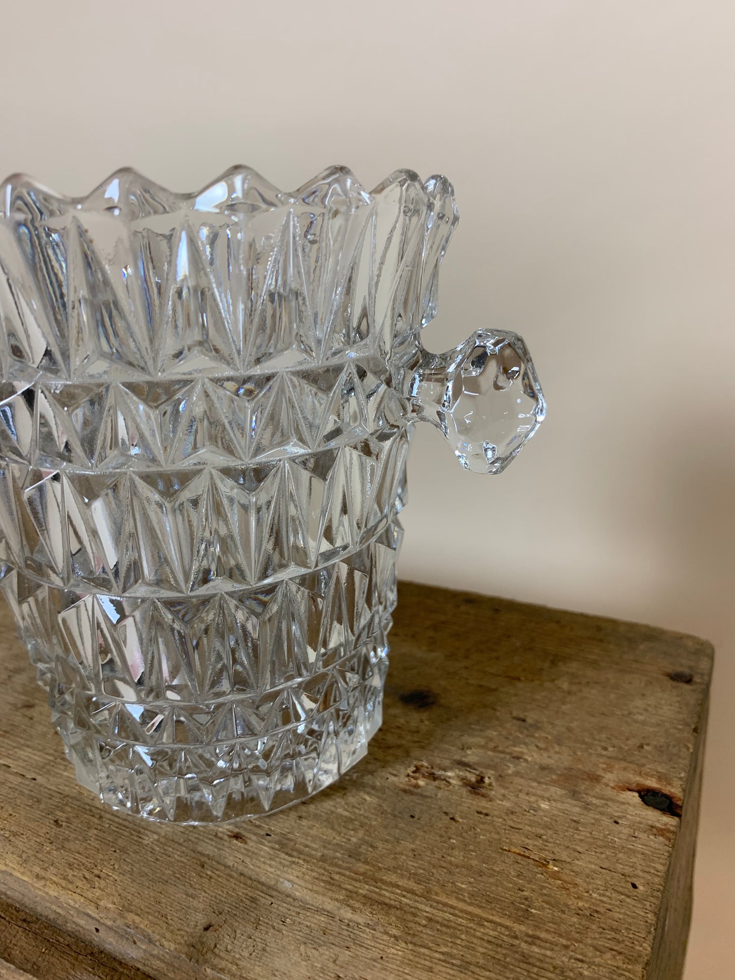 Eiskübel aus Glas mit Muster und Ohren