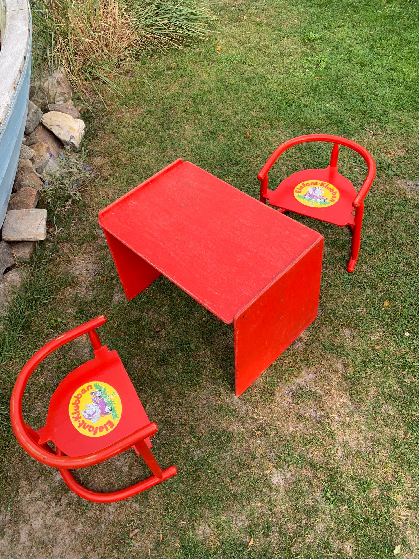 Kindertisch mit zwei Stühlen