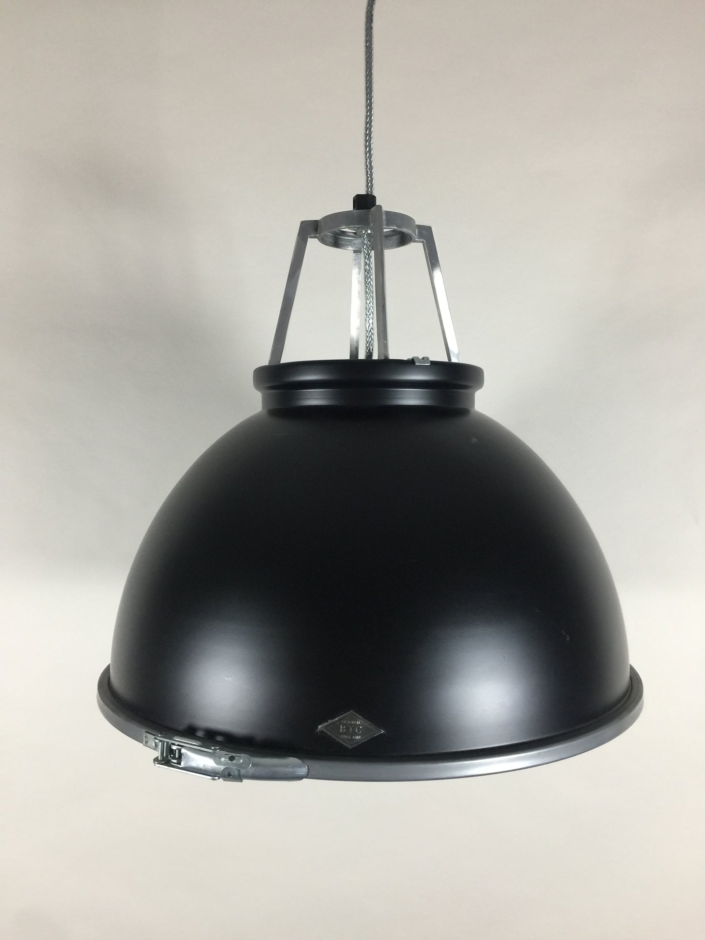 Original BTC Lampe - Titan großes Modell mit sandgestrahltem Glas