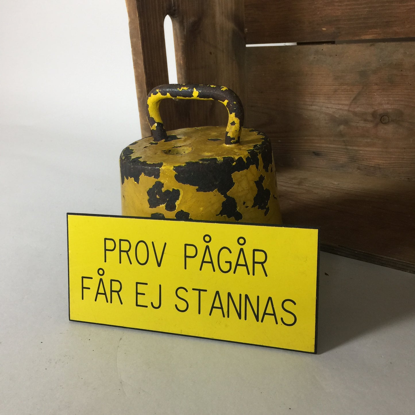 Lustiges kleines Schild aus Schweden