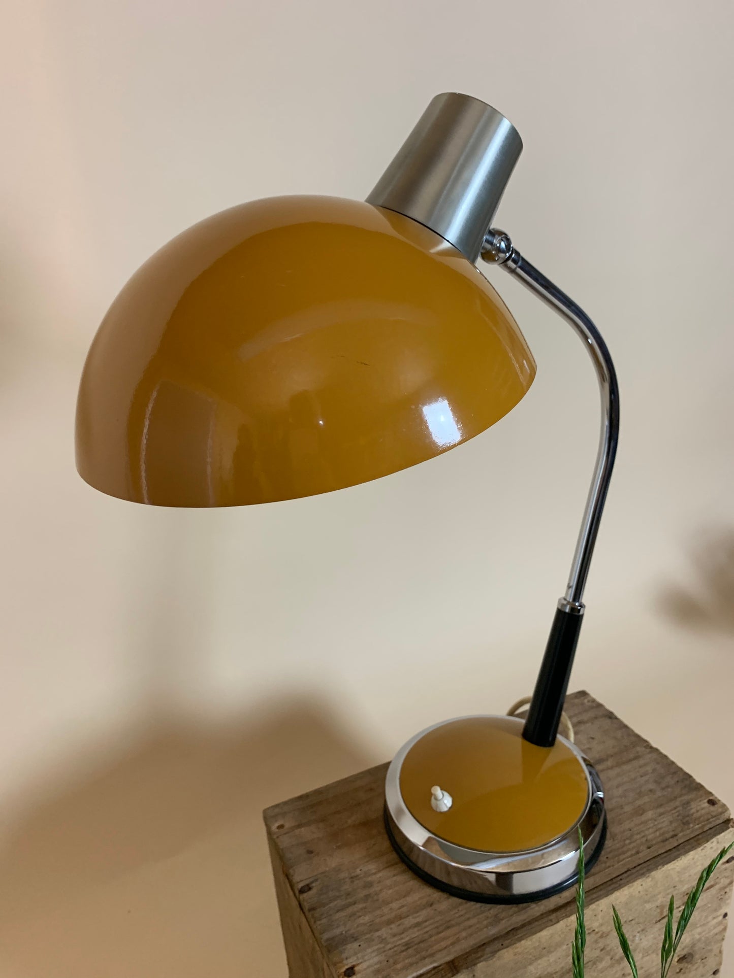 Schöne Retro-Lampe - Curry-Gelb