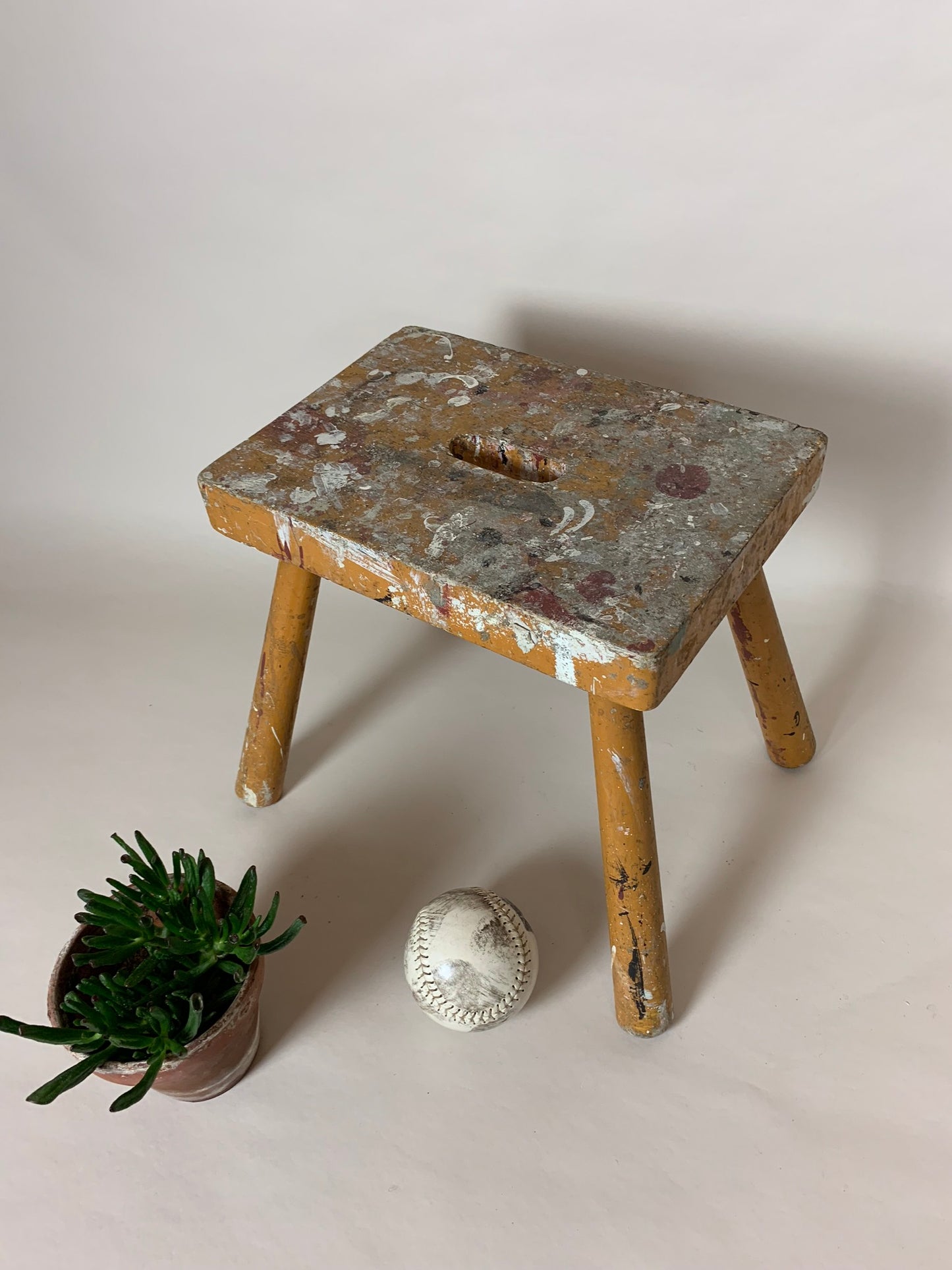 Hocker mit viel Patina