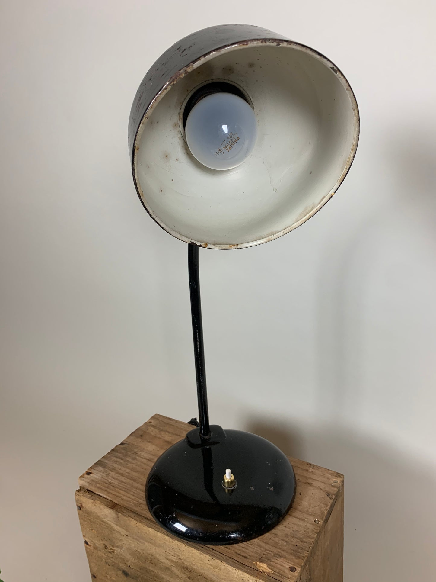Schwarze Escolux Vintage Lampe mit viel schöner Patina