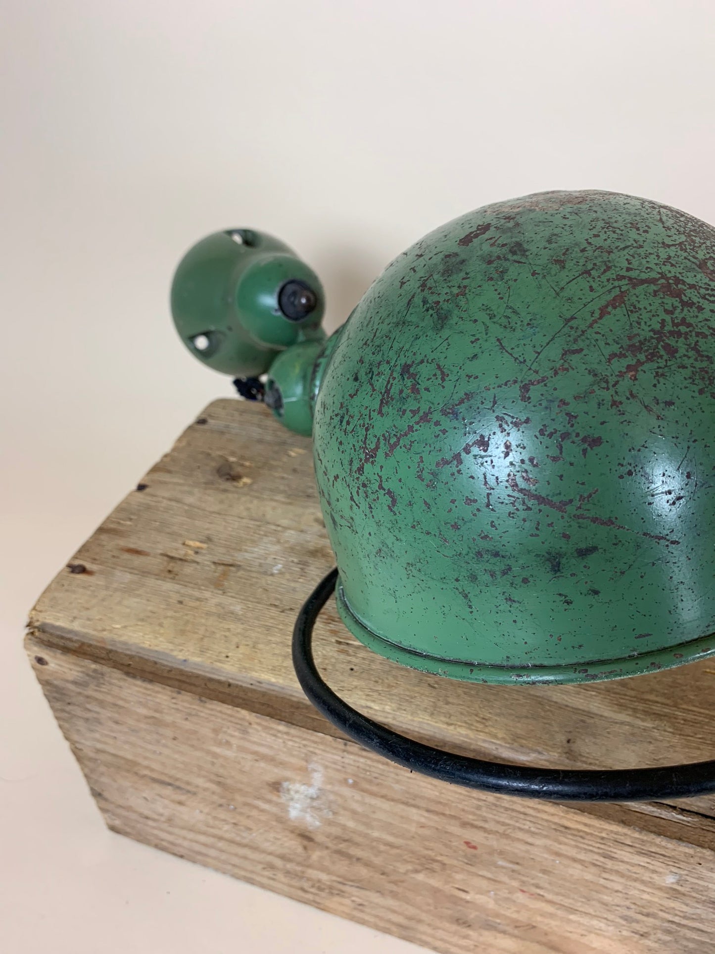 Grüne Jieldé-Lampe mit viel Patina