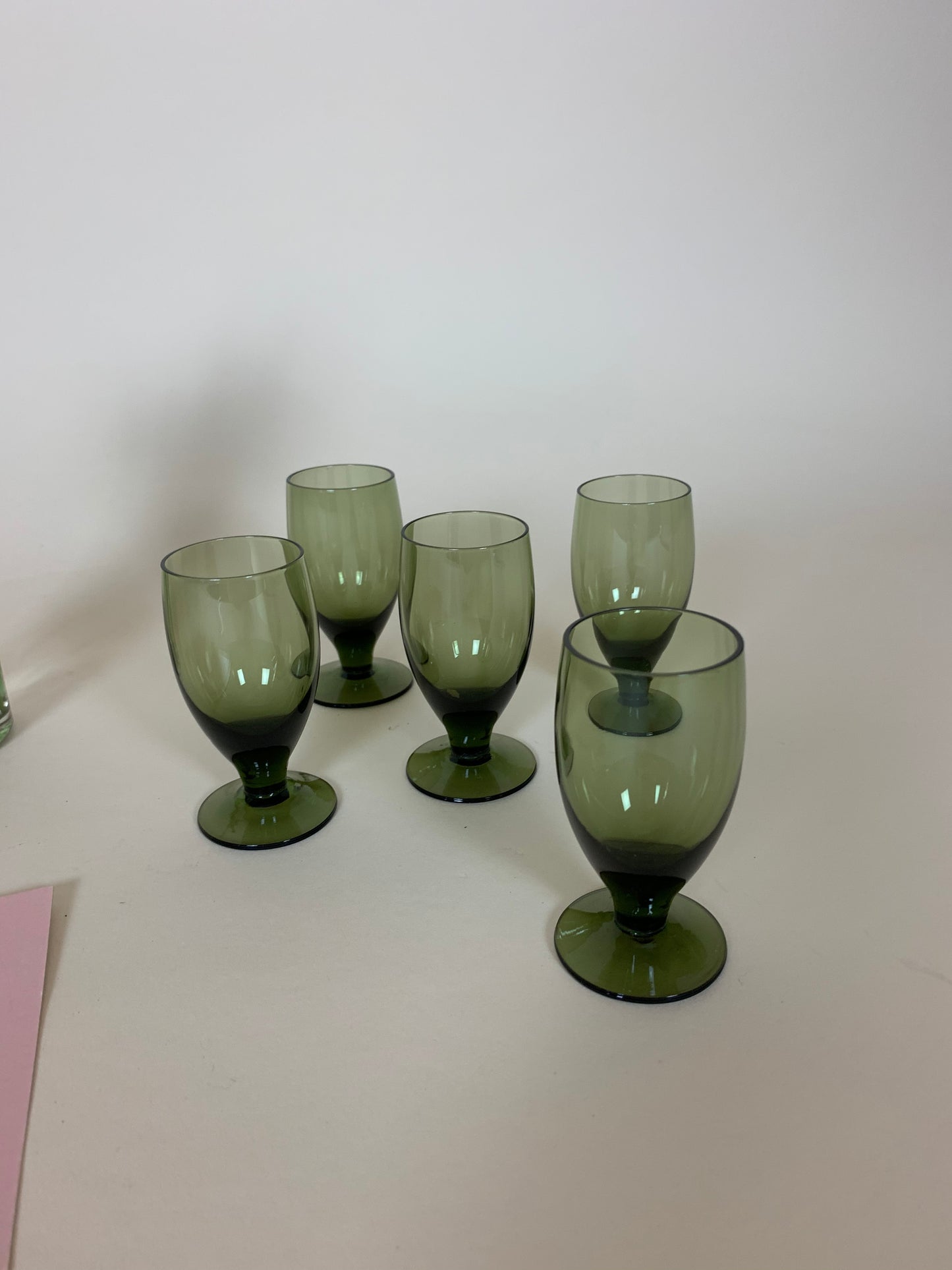 Kleines grünes Glas oder Vase für kleine Blumen