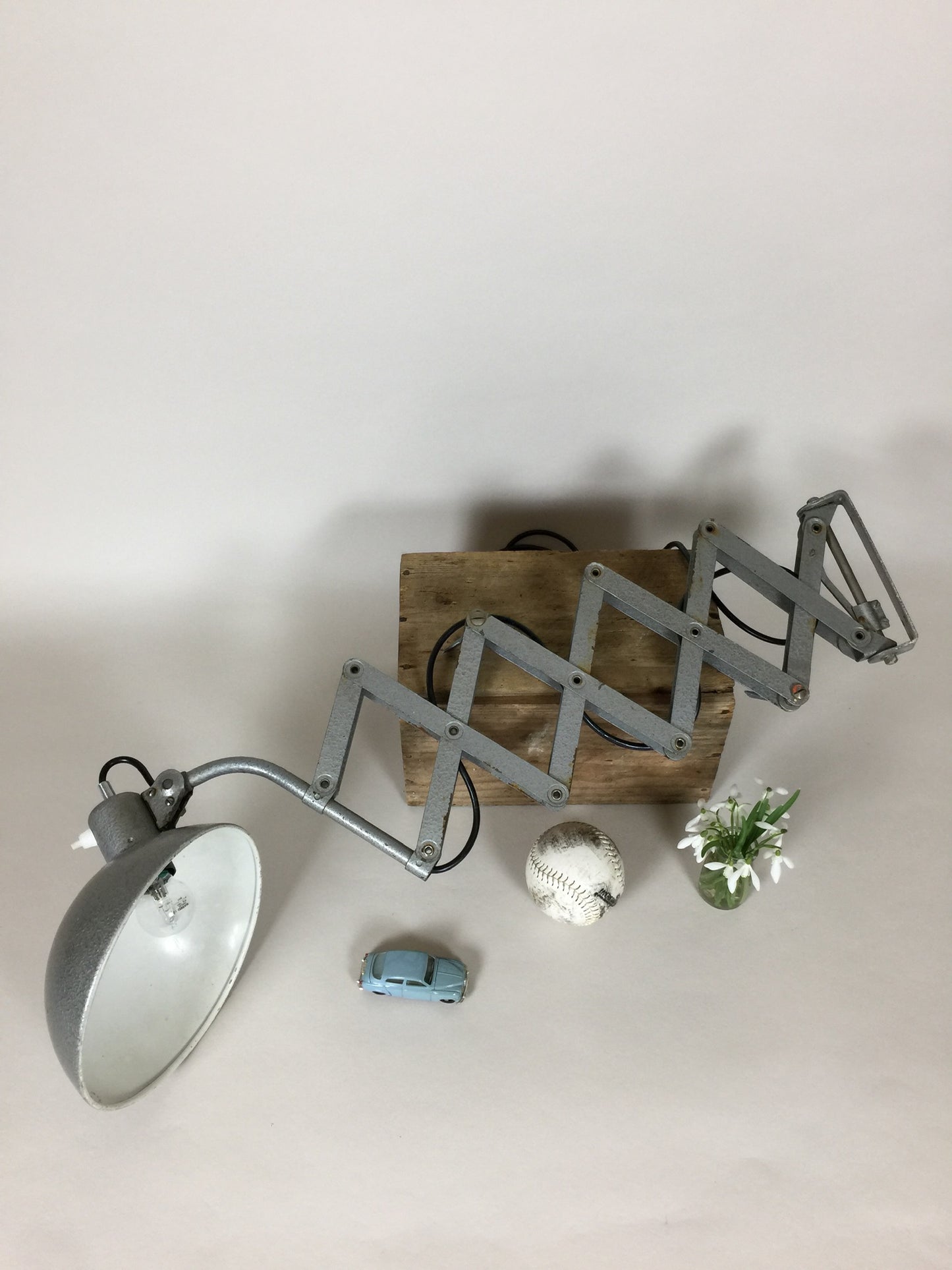 Schöne Scherenlampe in Hammerschlaglack von Bauhaus