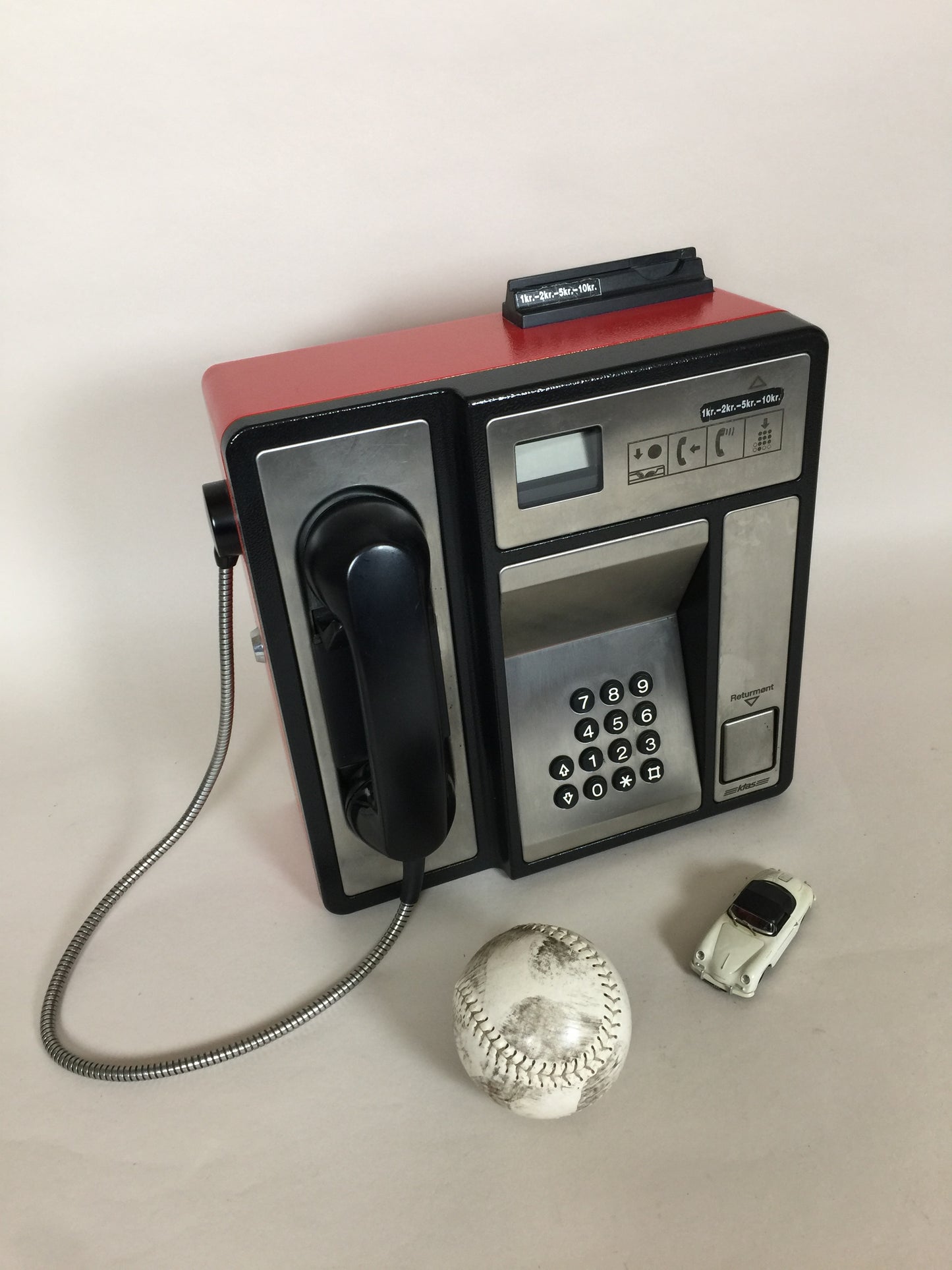 Altes KTAS-Telefon mit Kuppel