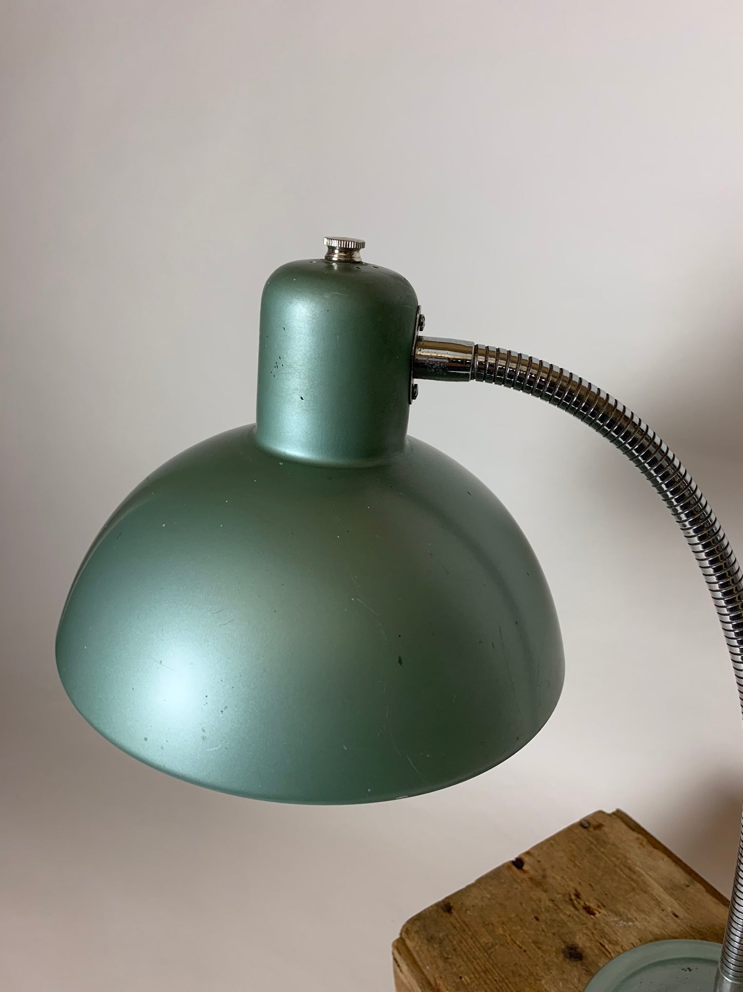Schöne grüne französische Vintage Tischlampe