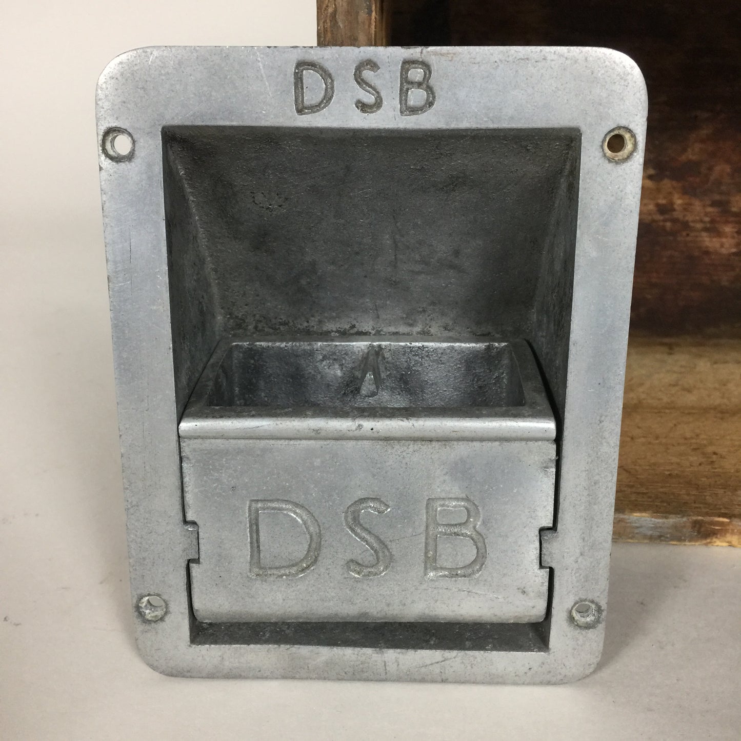 DSB Aschenbecher im Industriedesign