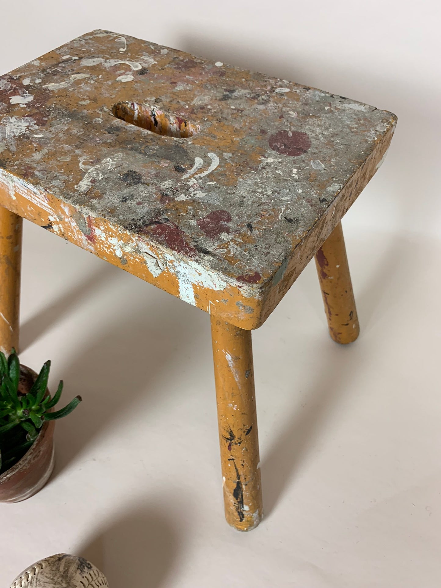 Hocker mit viel Patina