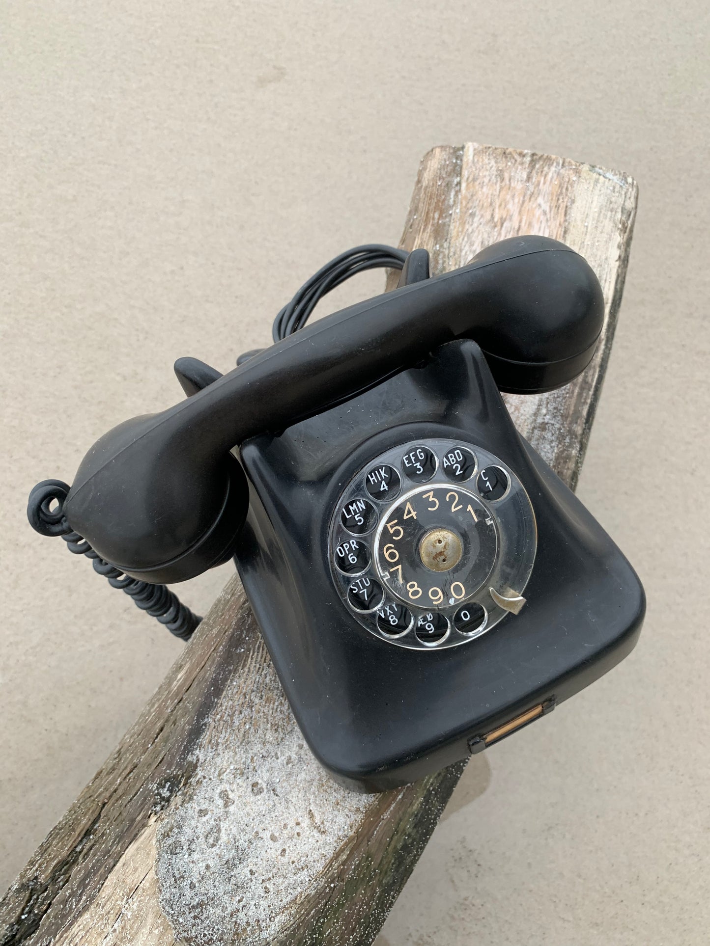 Telefon aus schwarzem Bakelit