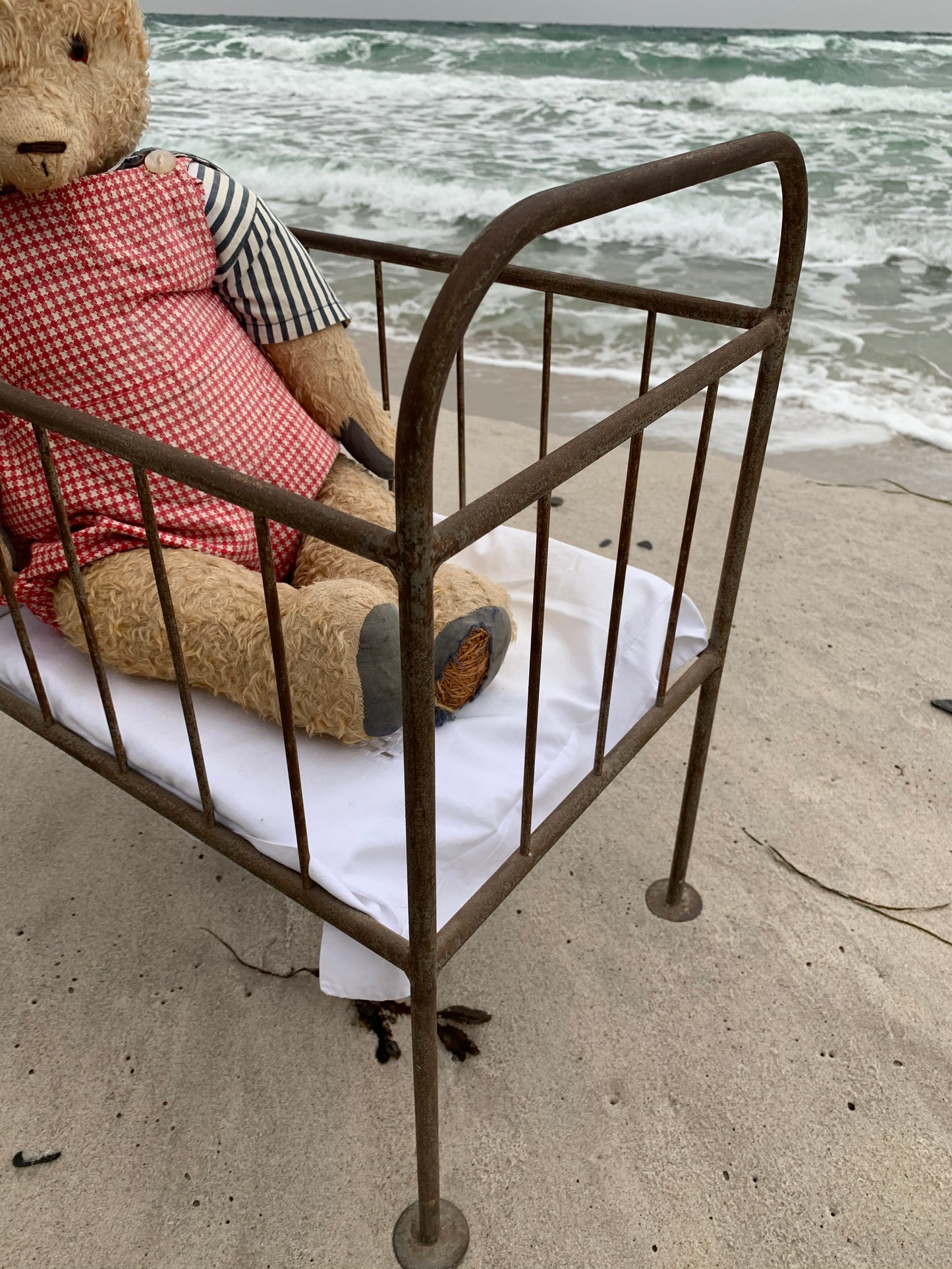 Schöner alter Teddybär mit Bett - aus Frankreich