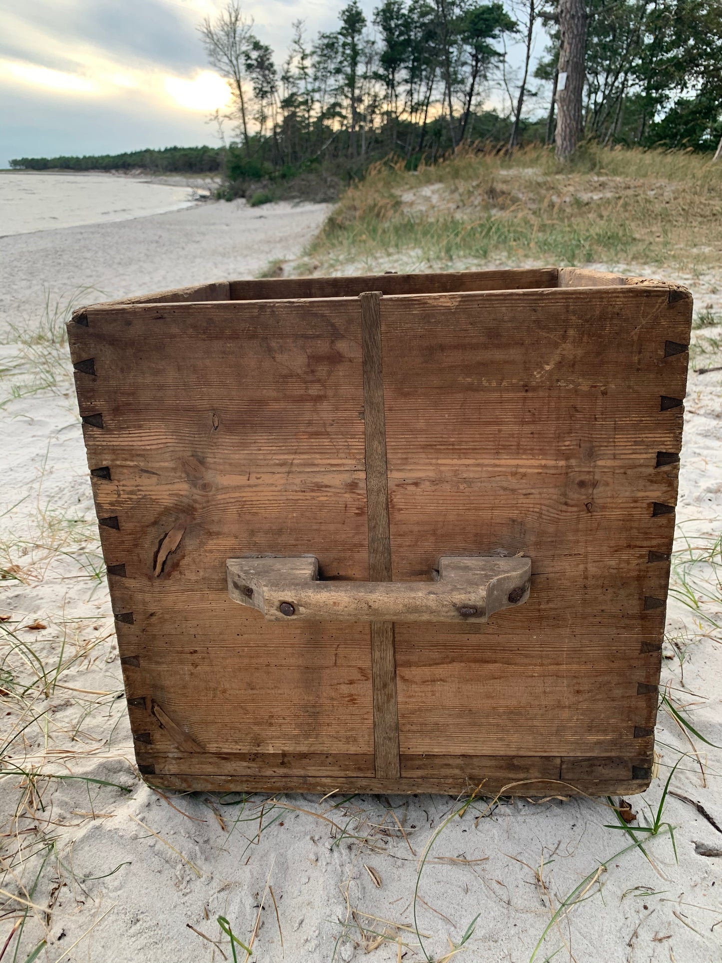 Große schöne Holzkiste mit zwei Griffen