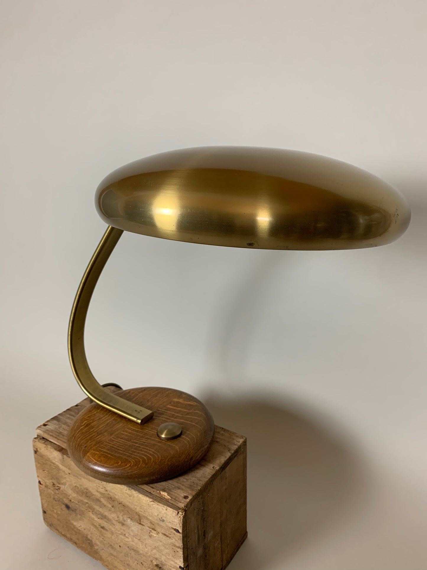 Vintage Lampe aus Messing mit Sockel aus Eiche