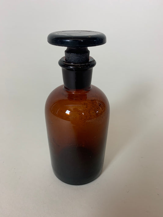 Kleine Apothekerflasche mit Glasdeckel