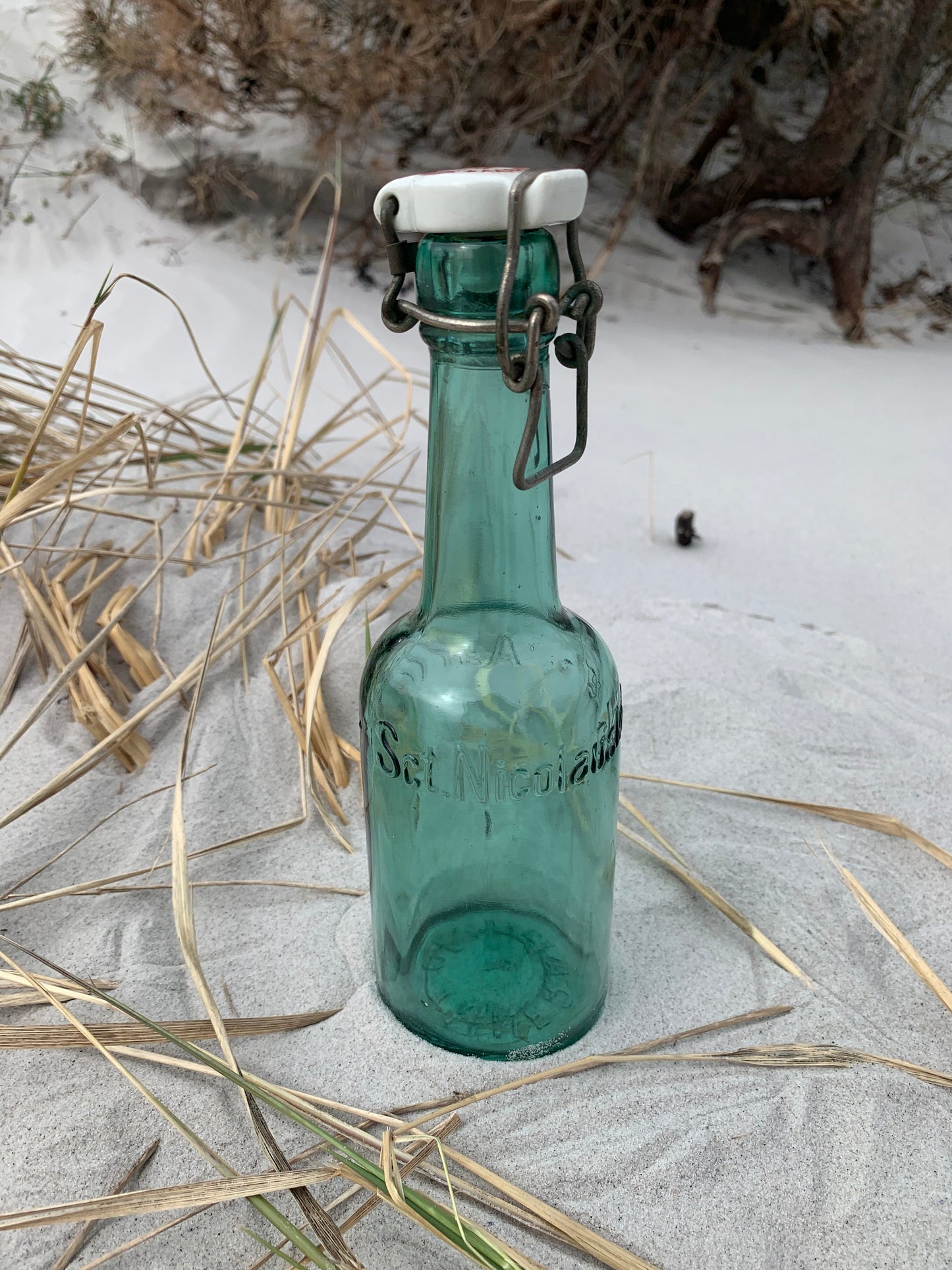 Schöne grüne Lackflasche von Sct. Nicolauskilde in Aarhus