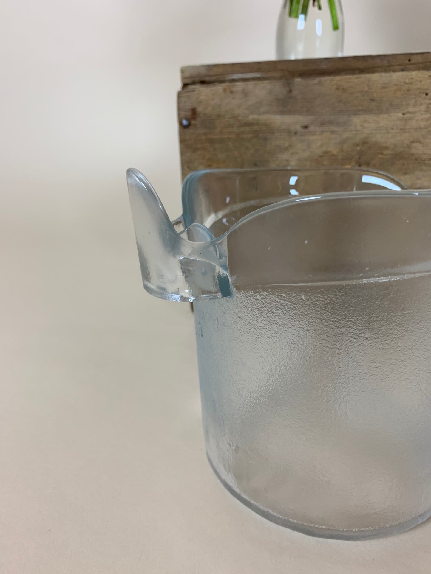 Eiskübel aus Milchglas mit Zange