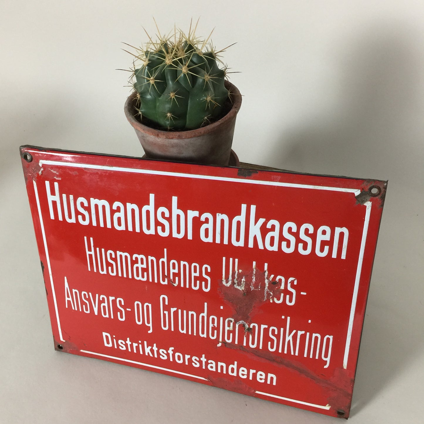 Altes Emailschild mit viel Patina