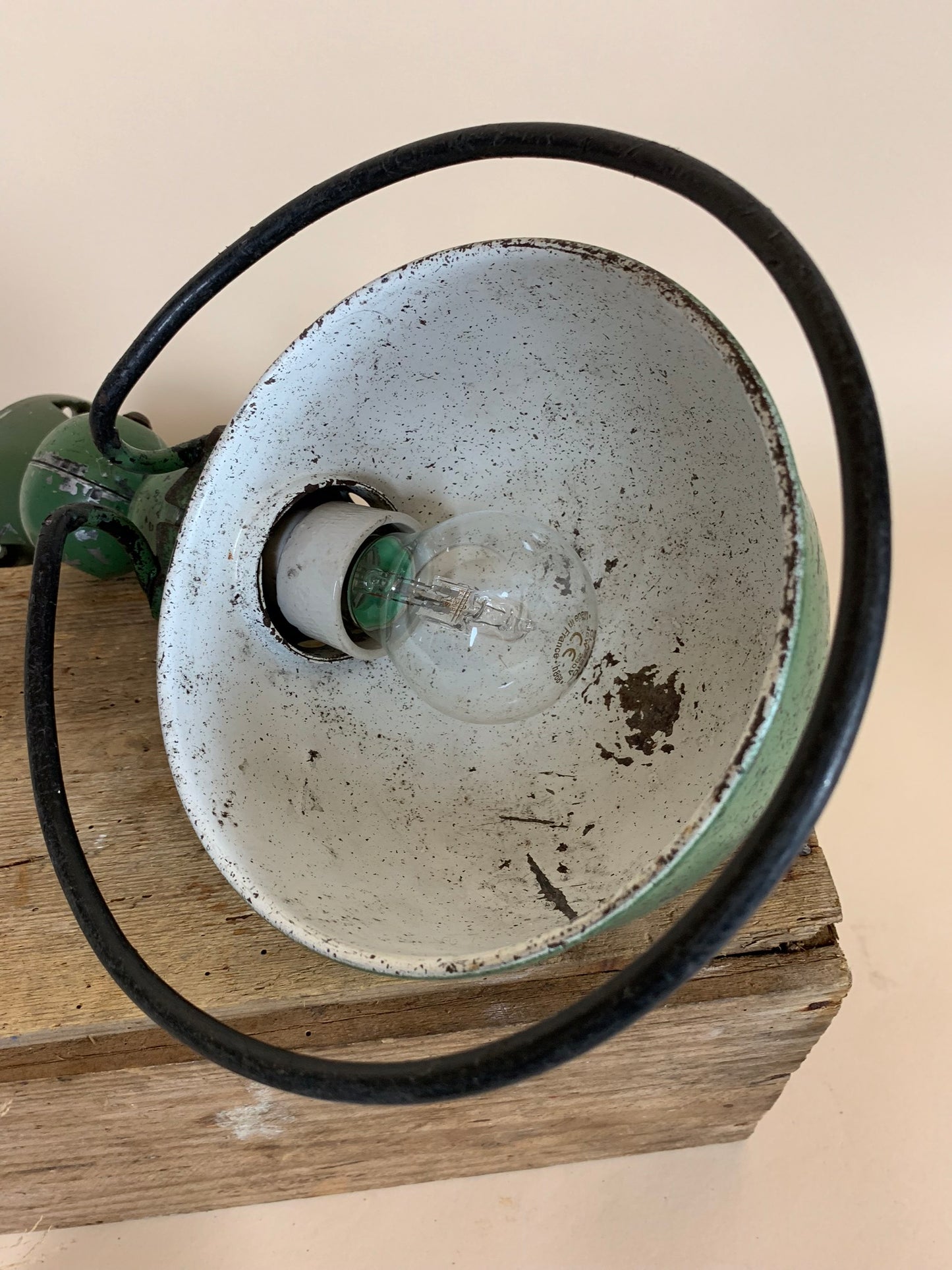 Grüne Jieldé-Lampe mit viel Patina