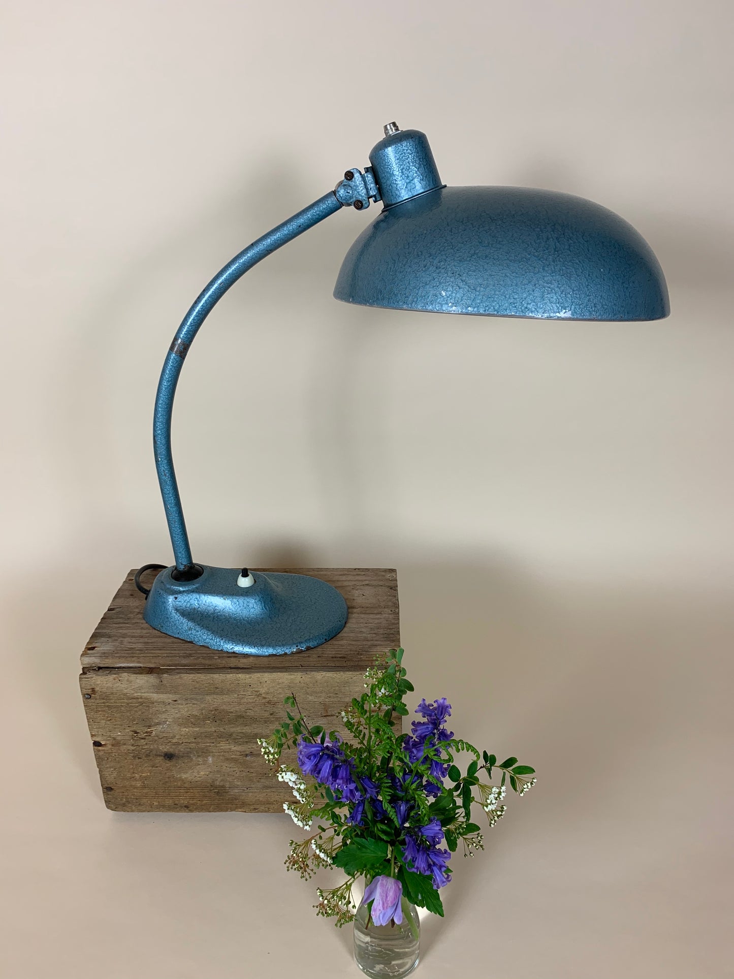 Marianne Brandt Leuchte in blauem Hammerschlaglack