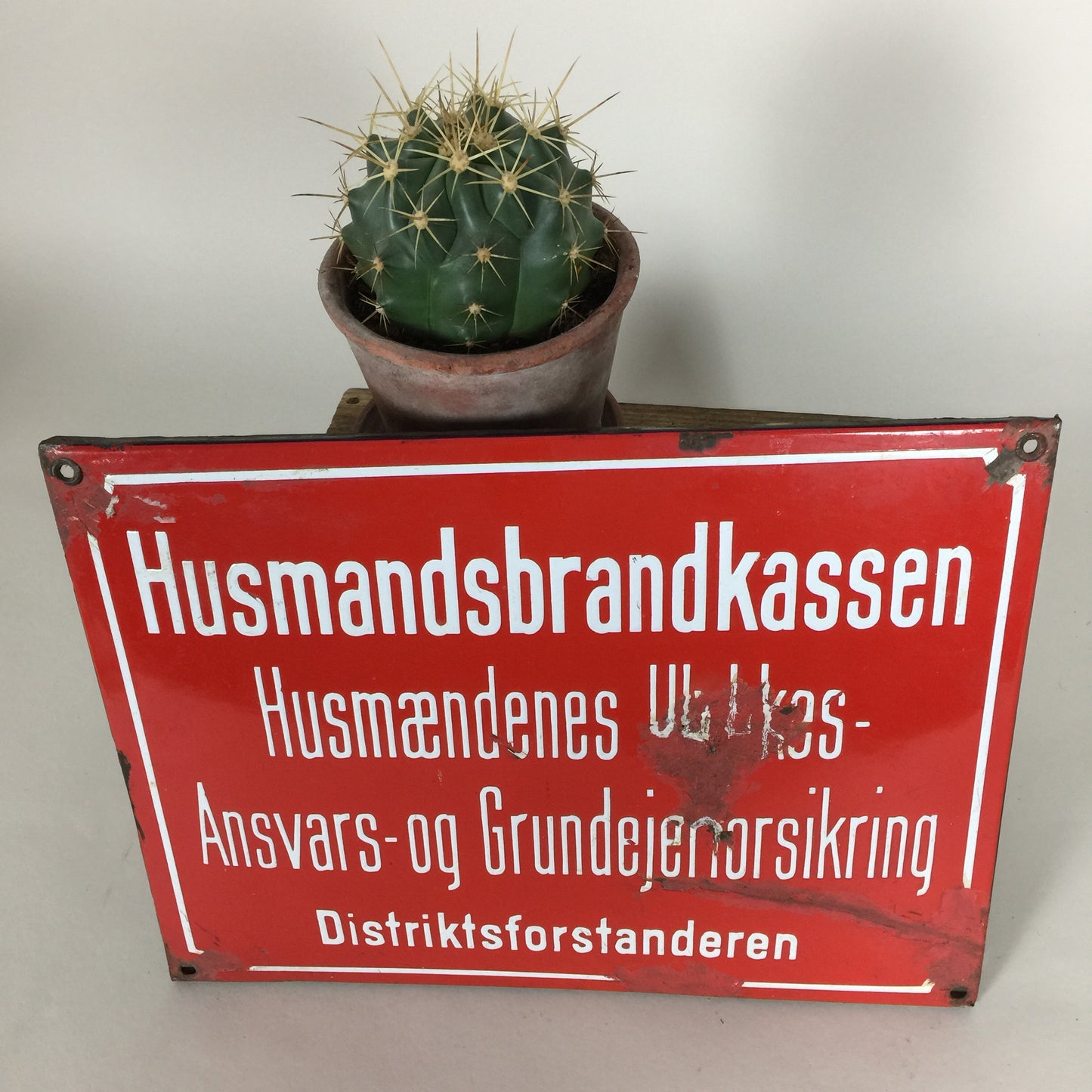 Altes Emailschild mit viel Patina