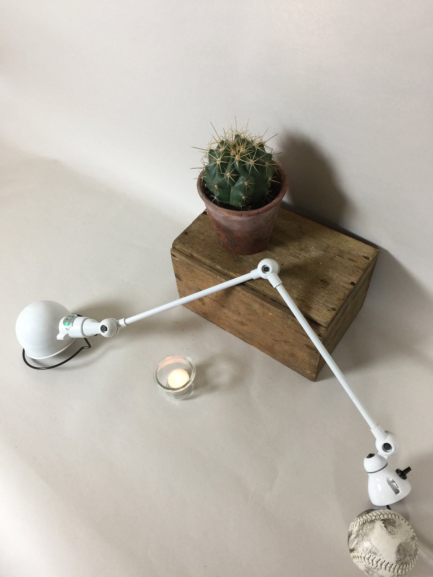 Schöne kleine Jieldé Lampe in weiß mit Schalter