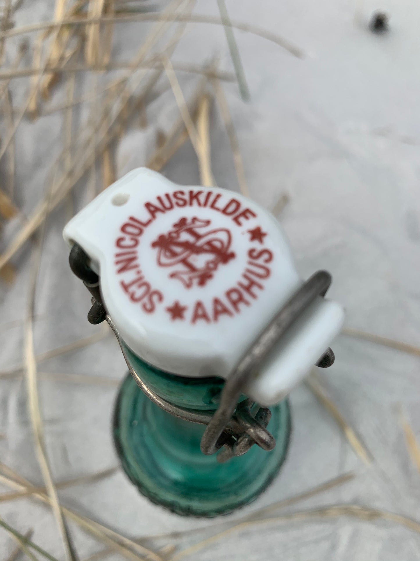 Schöne grüne Lackflasche von Sct. Nicolauskilde in Aarhus