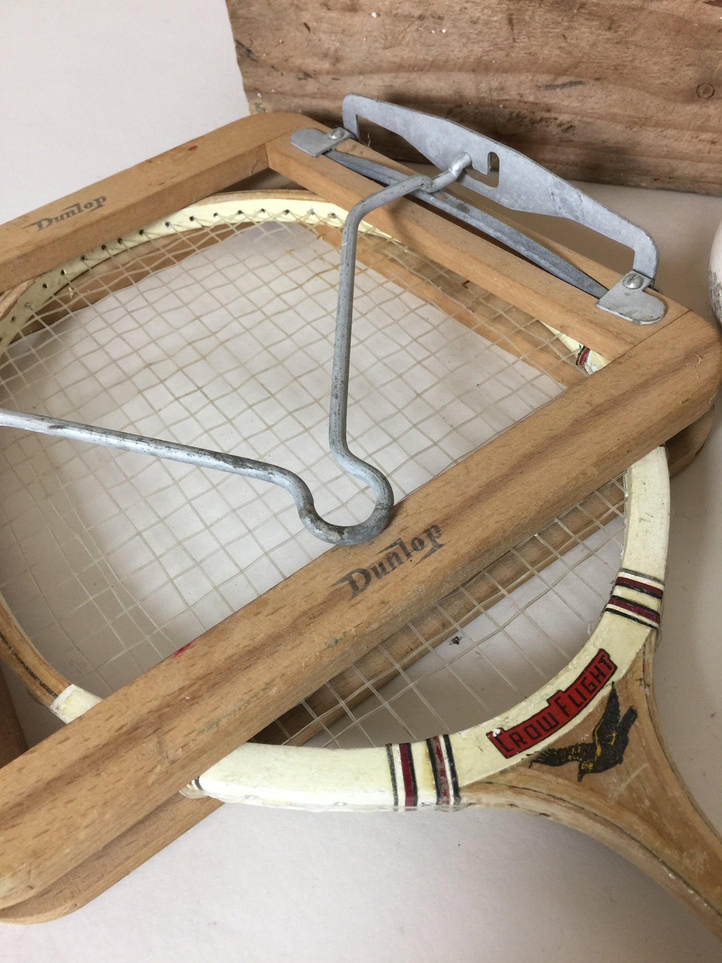 Alter und dekorativer Badmintonschläger mit Rahmen