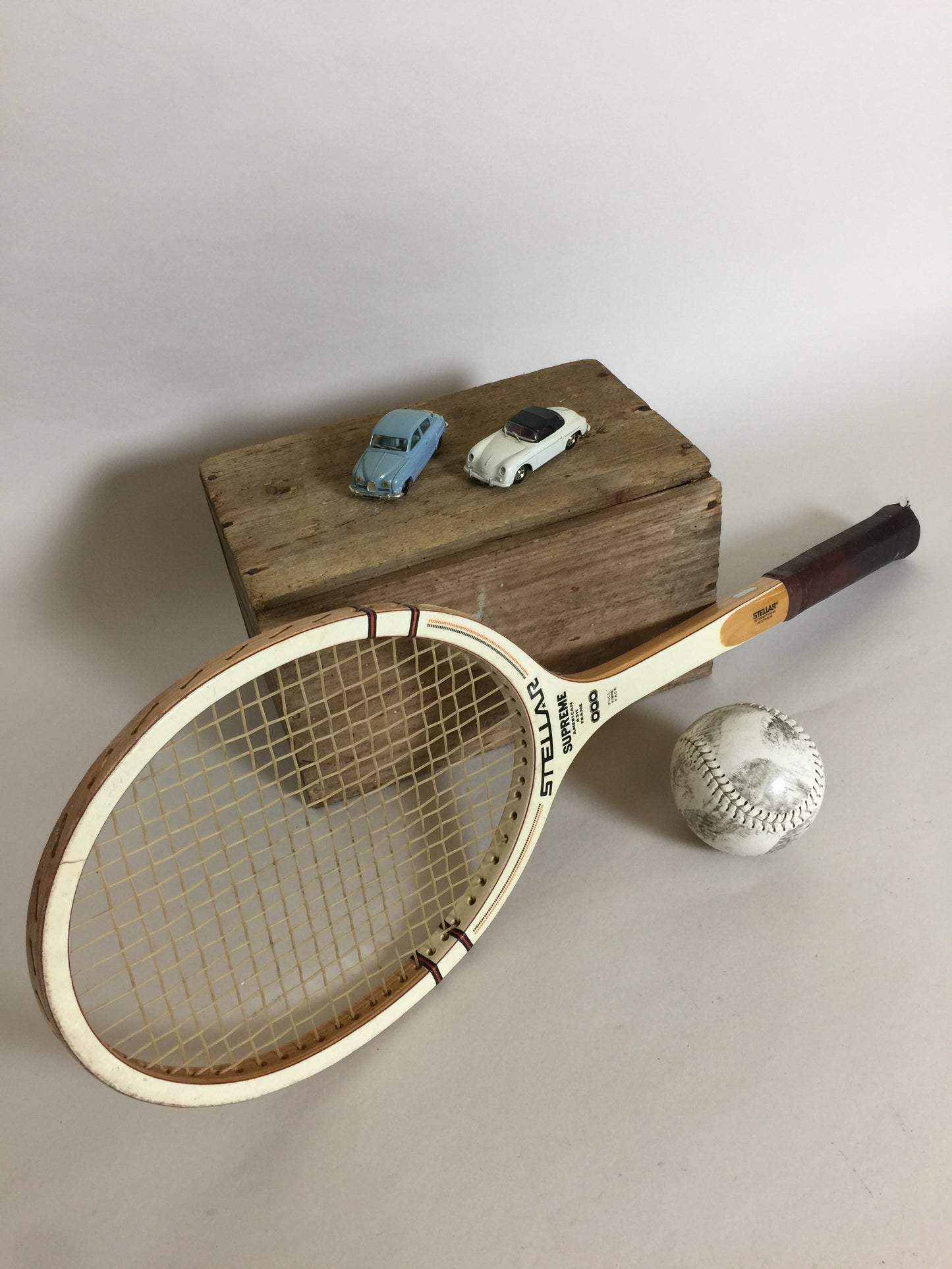 Schöner und alter Tennisschläger