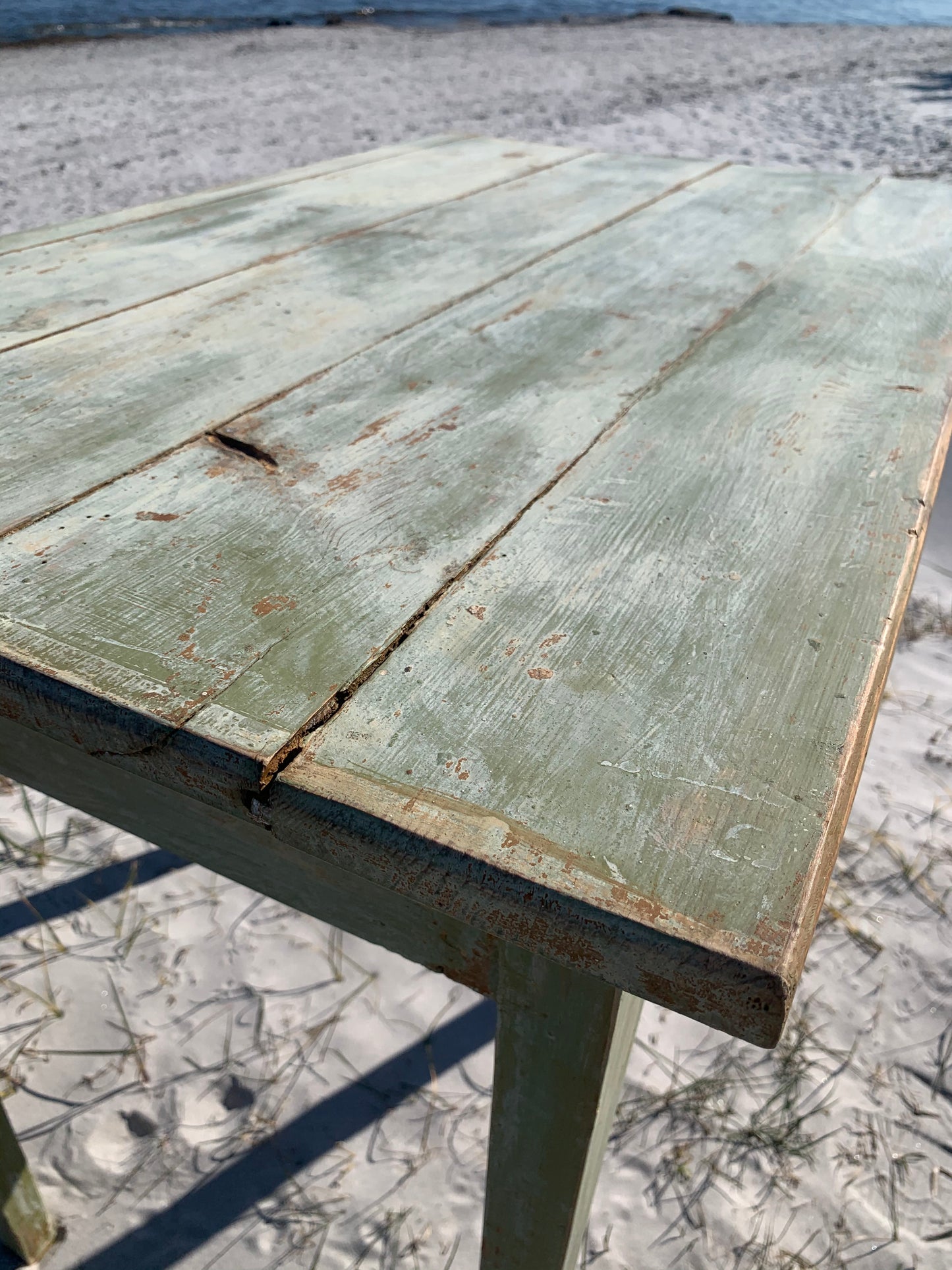 Schöner alter grüner Holztisch