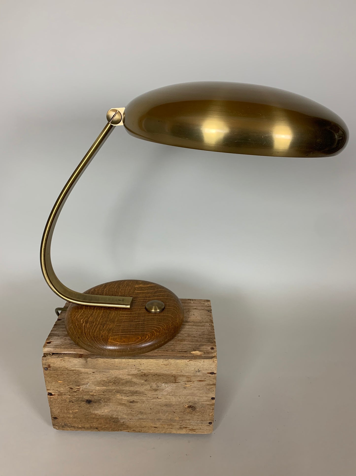 Vintage Lampe aus Messing mit Sockel aus Eiche