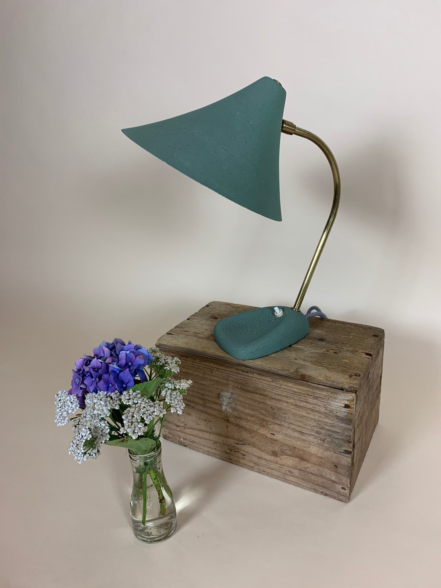 Schöne kleine Louis Kalff Vintage Lampe in Grün mit Messing