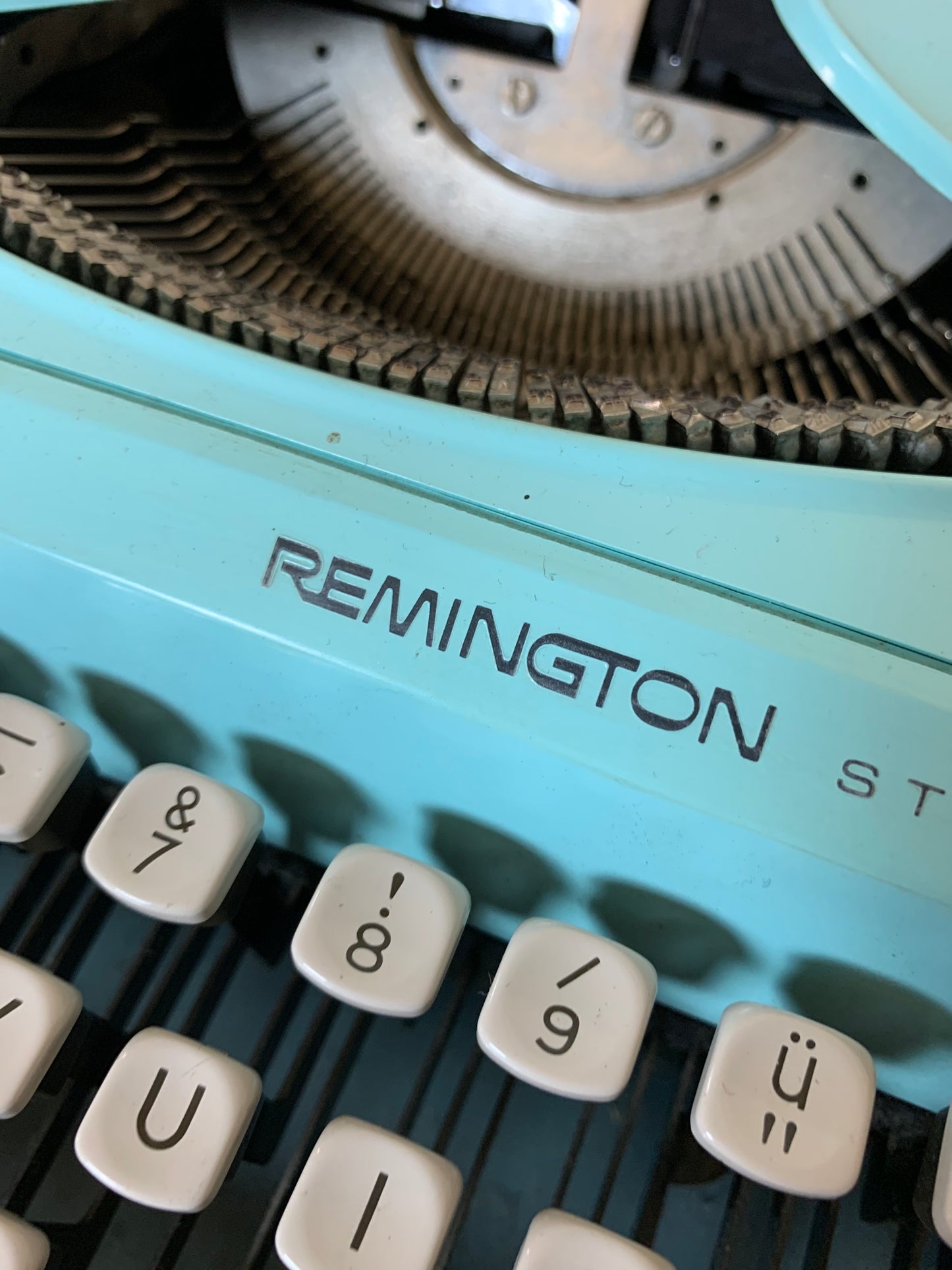 Schreibmaschine in Hellblau von Remington