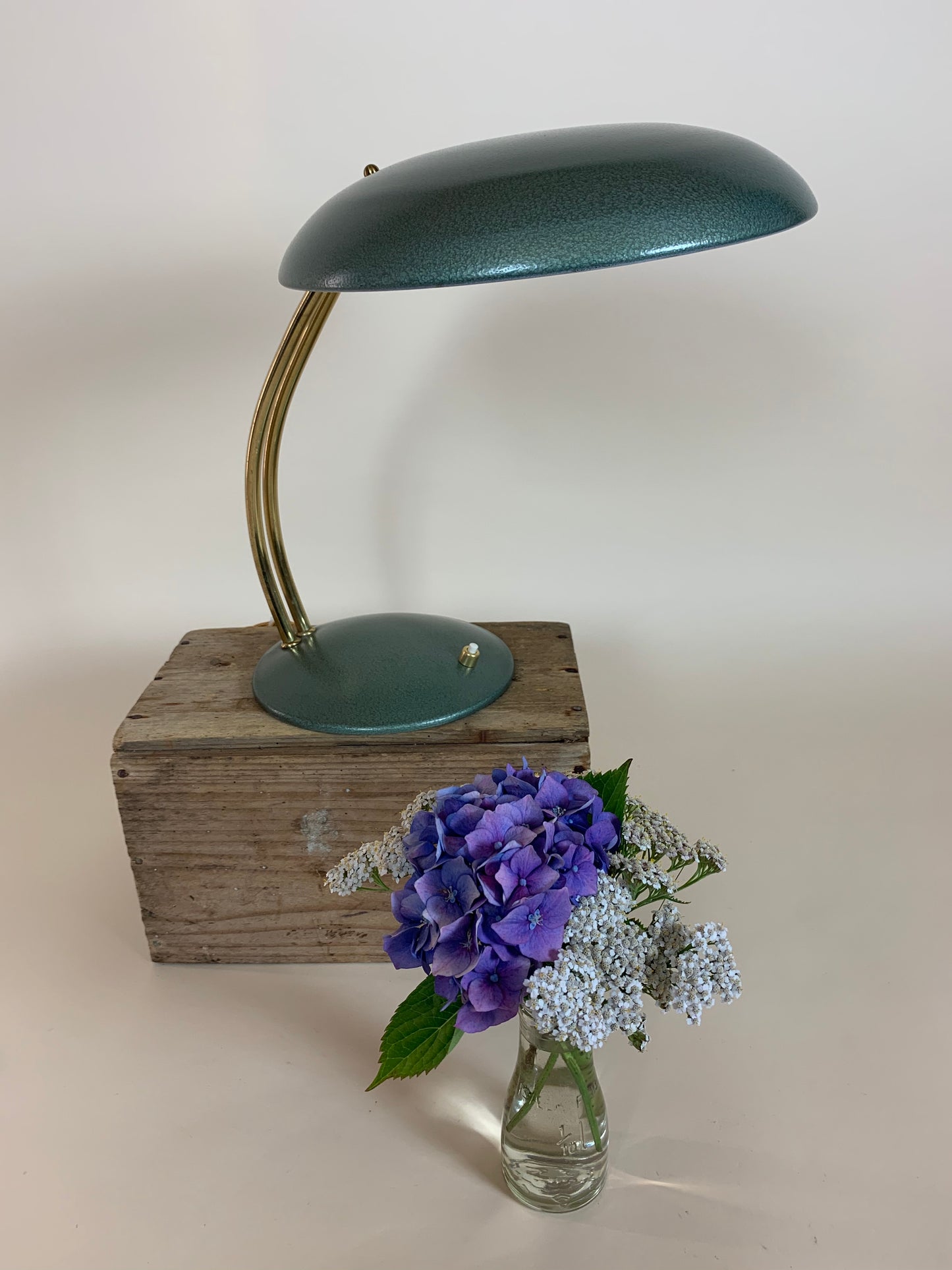 Vintage Lampe in grünem Hammerschlaglack und mit Messingarm
