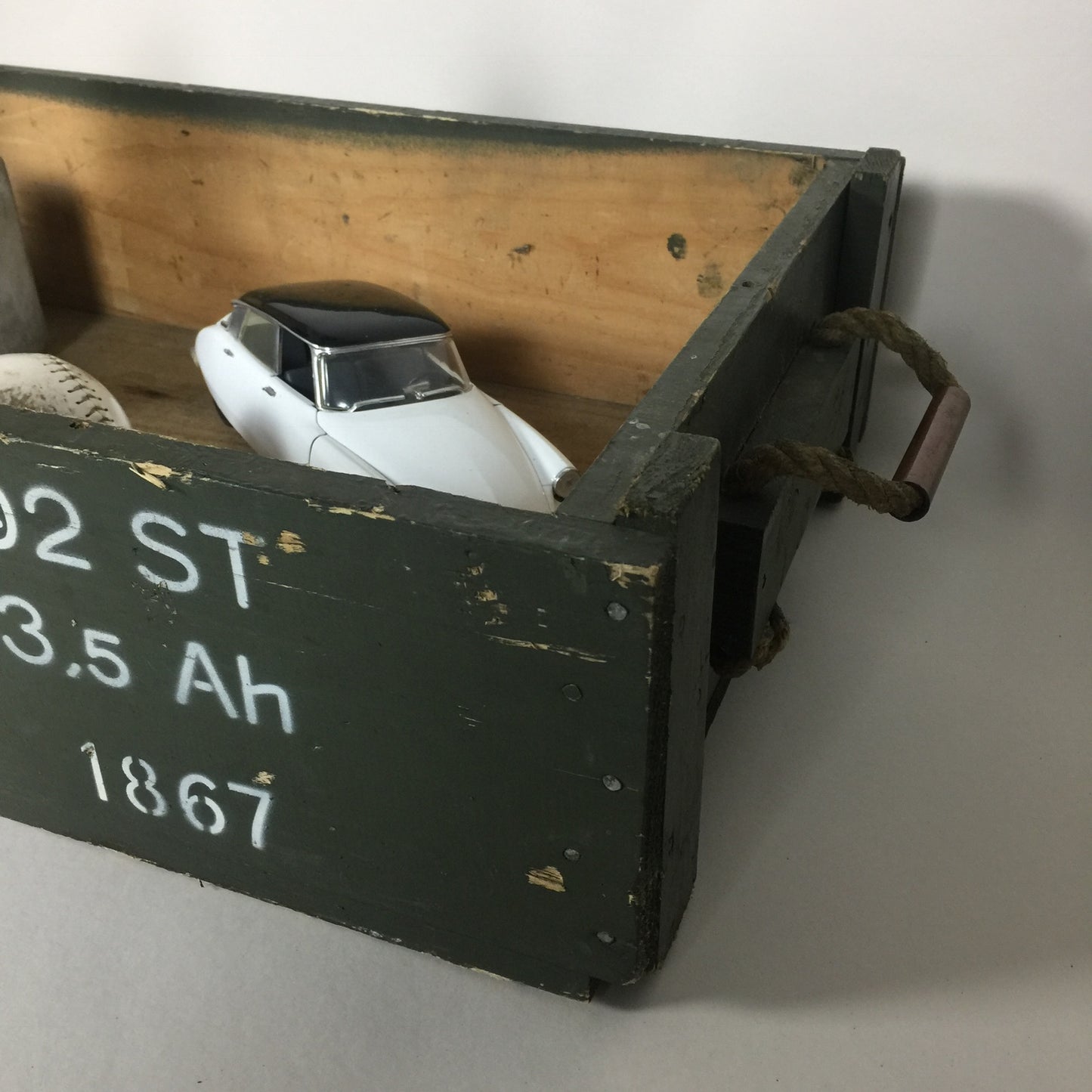 Militärbox mit dekorativem Schriftzug aus Schweden