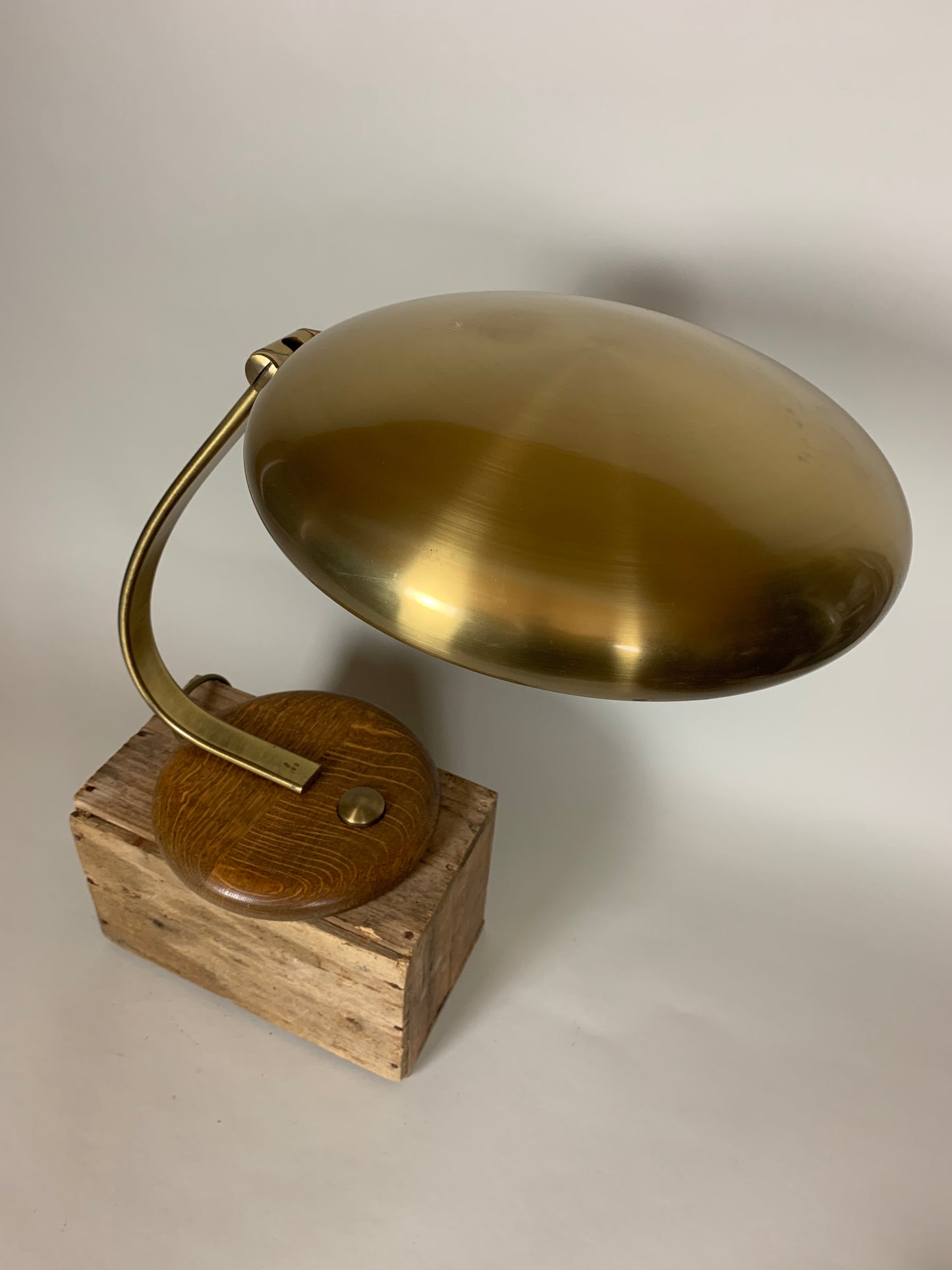 Vintage Lampe aus Messing mit Sockel aus Eiche